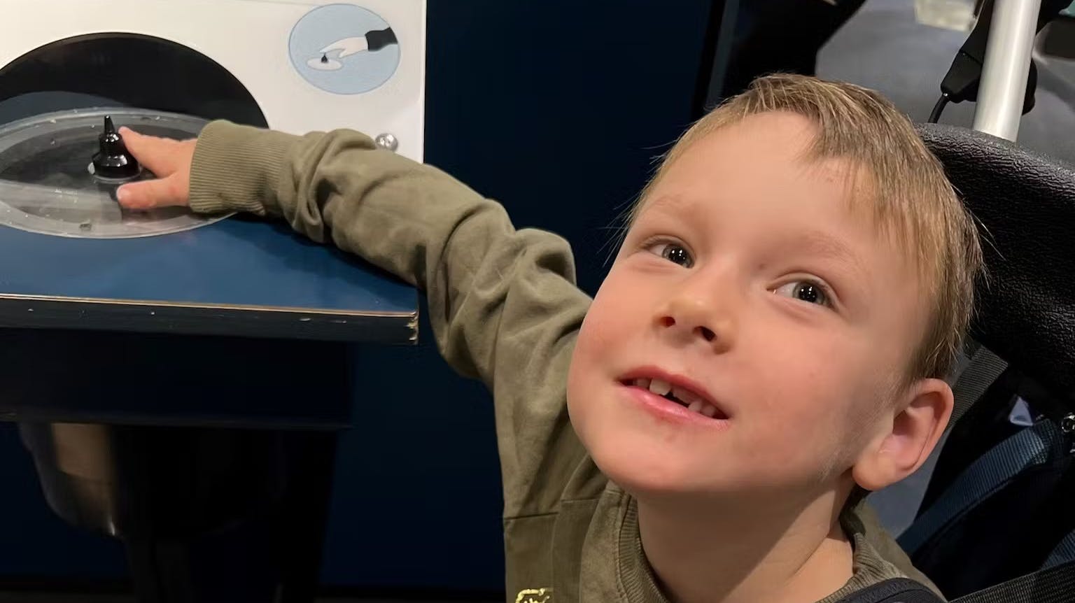 7-årige August har en sjælden genfejl, der kan koste ham livet, og familien havde endelig fundet en behandlingsmulighed. Men så nemt skulle det desværre ikke være, så nu beder familien om hjælp igen.