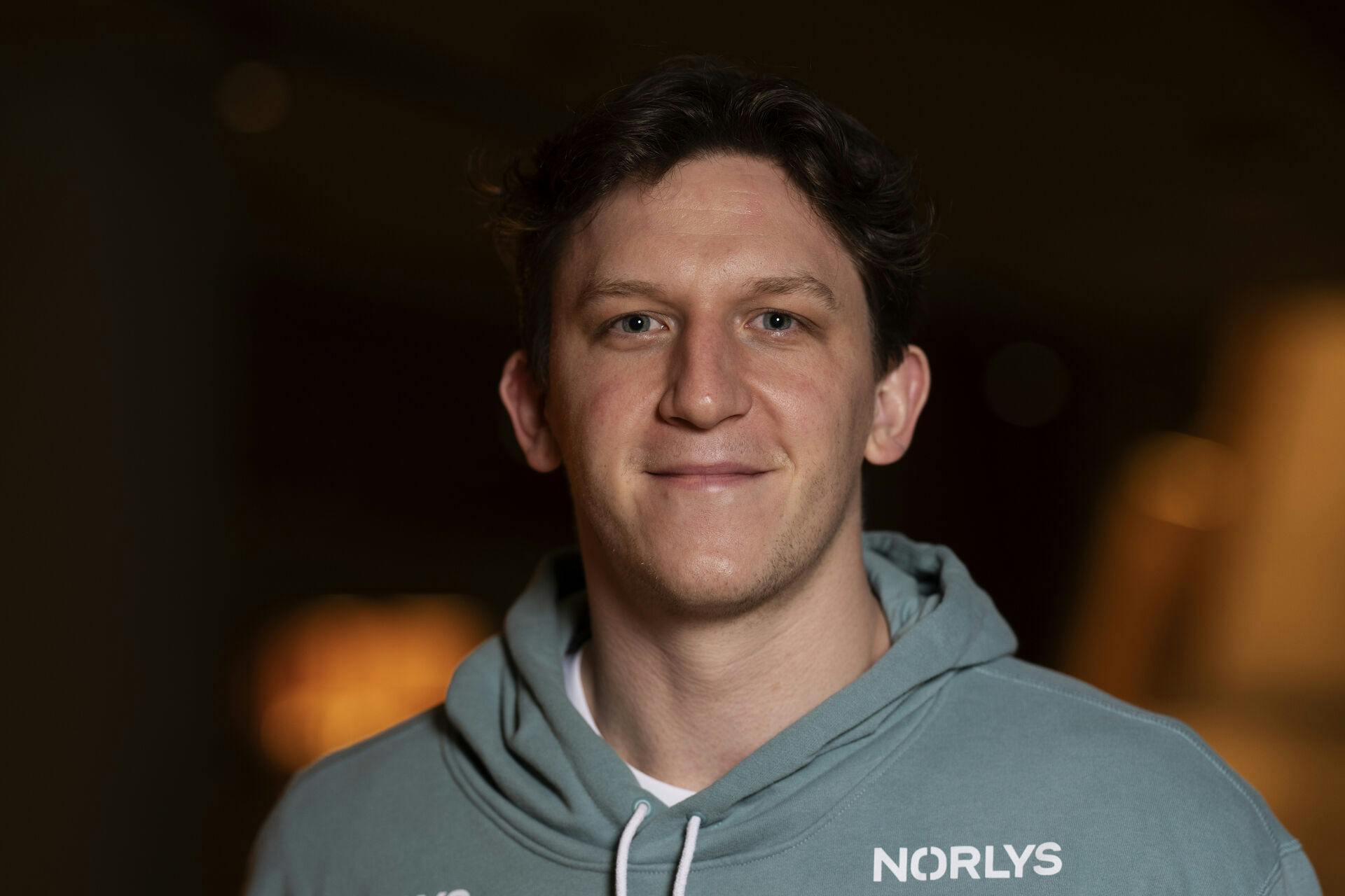 Lasse Møller rejste ikke med til Norge, da han meget snart skulle være far. Det er nu sket. Det fortæller landstræner Nikolaj Jacobsen.