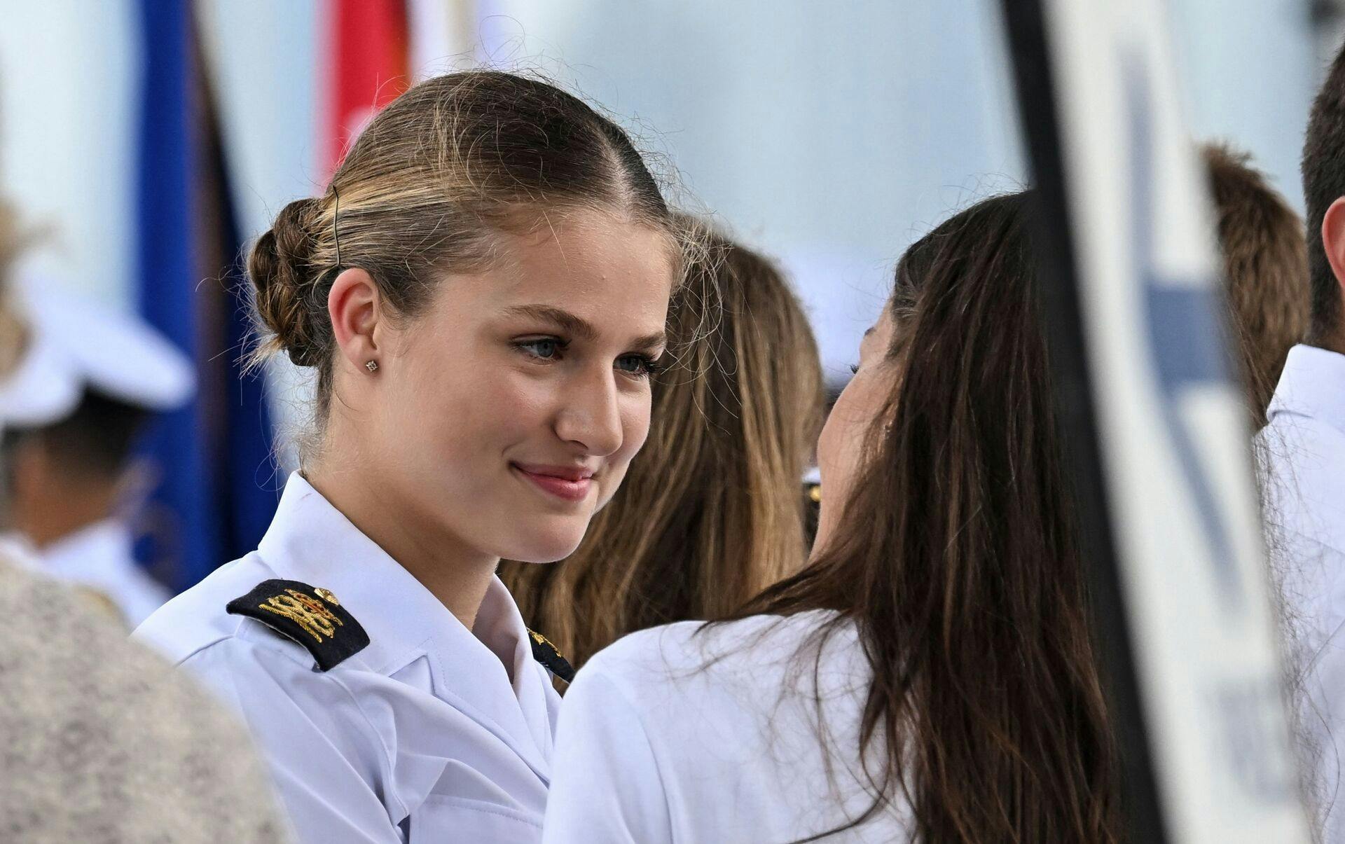 Spanish Crown Princess Leonor (L) is gre