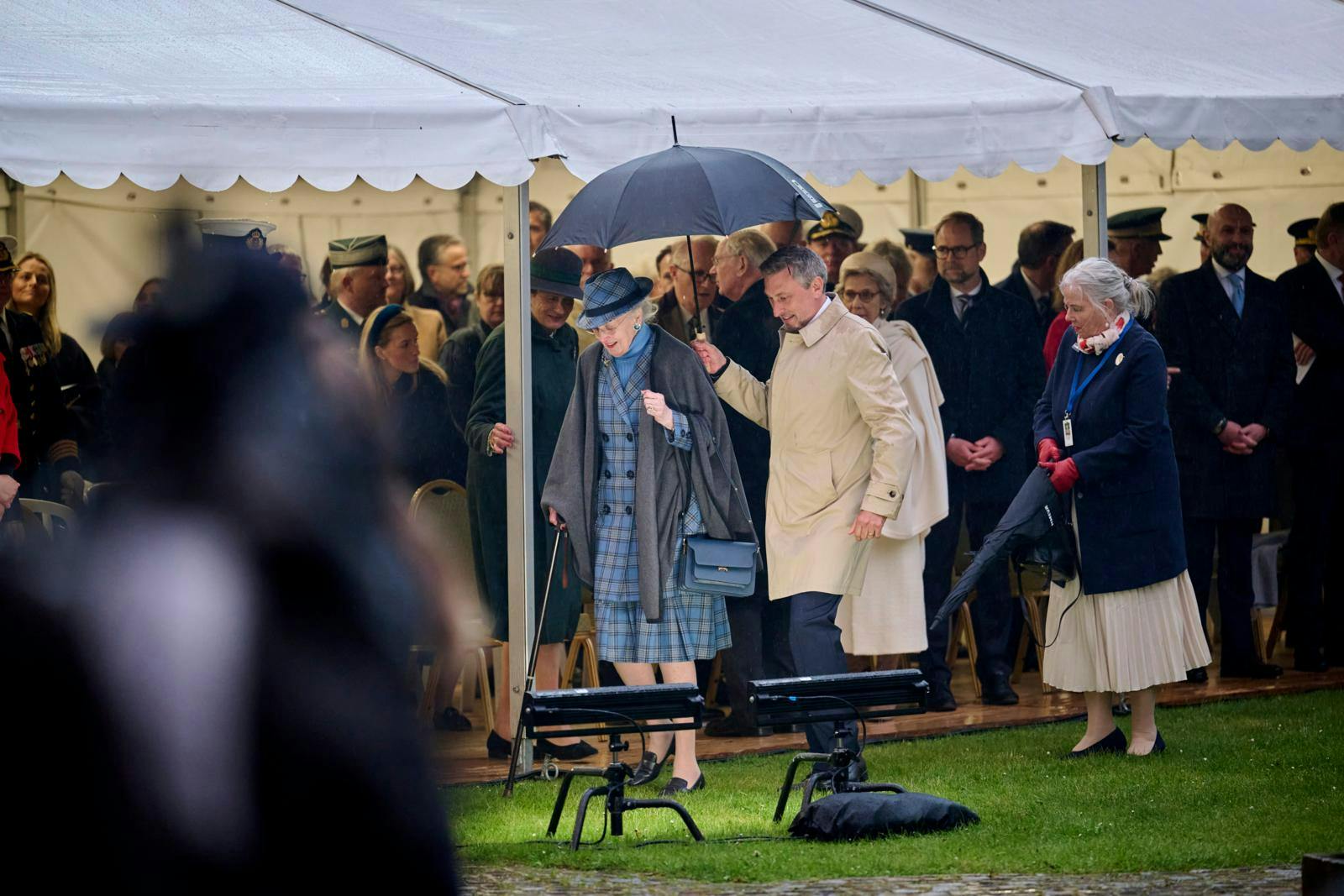 Her ses et af de seneste billeder af dronning Margrethe. Det blev taget i søndags, hvor den tidligere regent deltog i markeringen af befrielsen i Mindelunden, hvor det var både koldt og meget vådt.