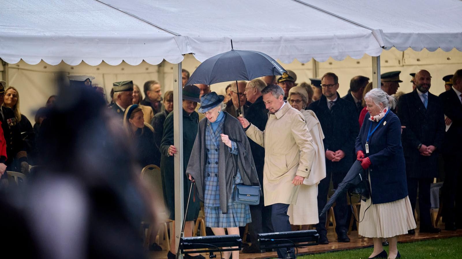 Her ses et af de seneste billeder af dronning Margrethe. Det blev taget i søndags, hvor den tidligere regent deltog i markeringen af befrielsen i Mindelunden, hvor det var både koldt og meget vådt.
