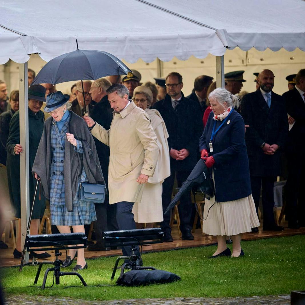 Her ses et af de seneste billeder af dronning Margrethe. Det blev taget i søndags, hvor den tidligere regent deltog i markeringen af befrielsen i Mindelunden, hvor det var både koldt og meget vådt.