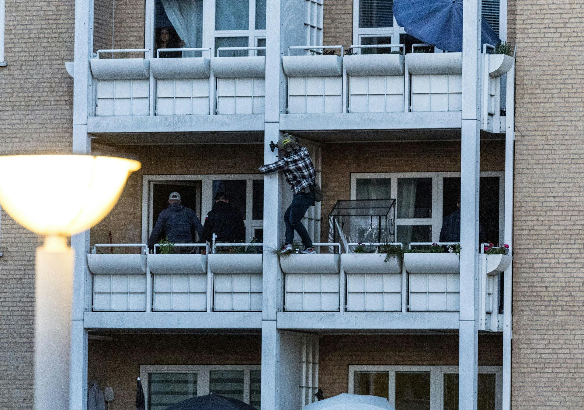 Politiet fik hjælp af aktionsstyrken, da manden forskansede sig i lejligheden med sine seks børn.