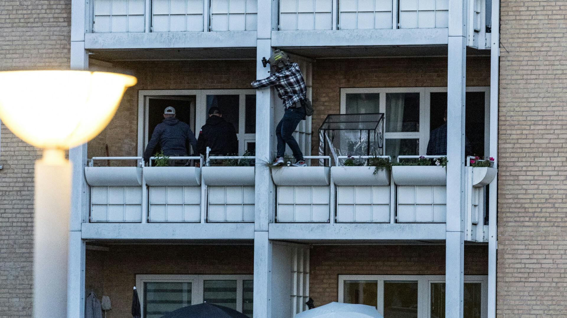 Politiet fik hjælp af aktionsstyrken, da manden forskansede sig i lejligheden med sine seks børn.