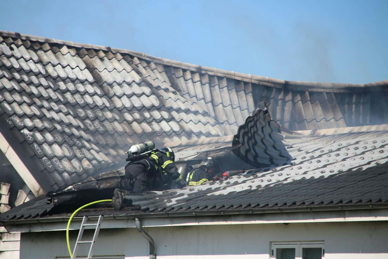 Der er kraftig røgudvikling fra en brand i et boligområde i Odense. Nu opfordrer politiet til at lukke vinduer og døre.