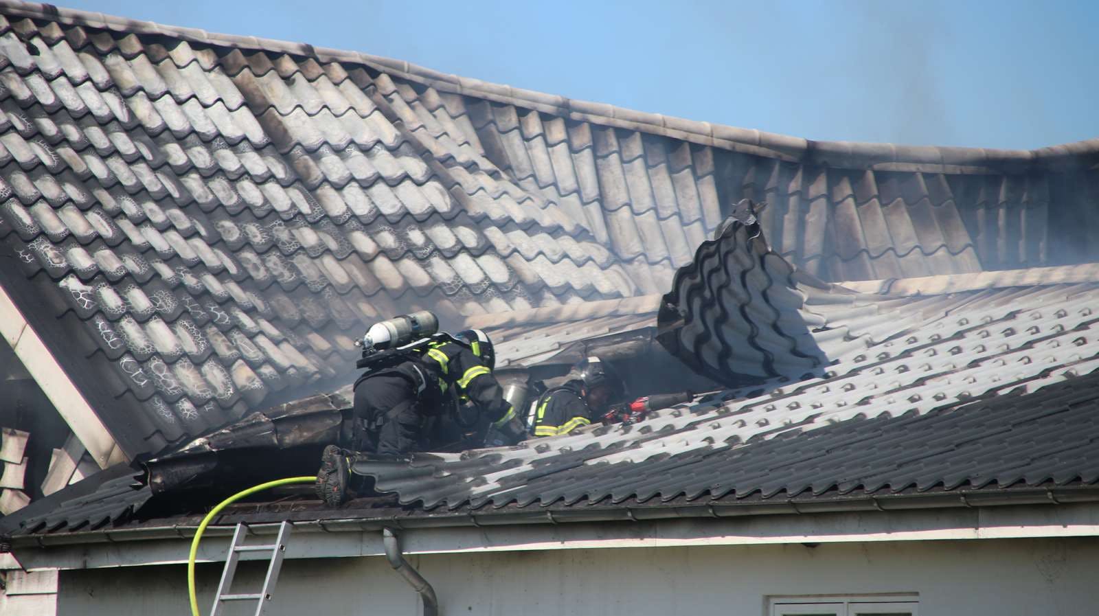Der er kraftig røgudvikling fra en brand i et boligområde i Odense. Nu opfordrer politiet til at lukke vinduer og døre.