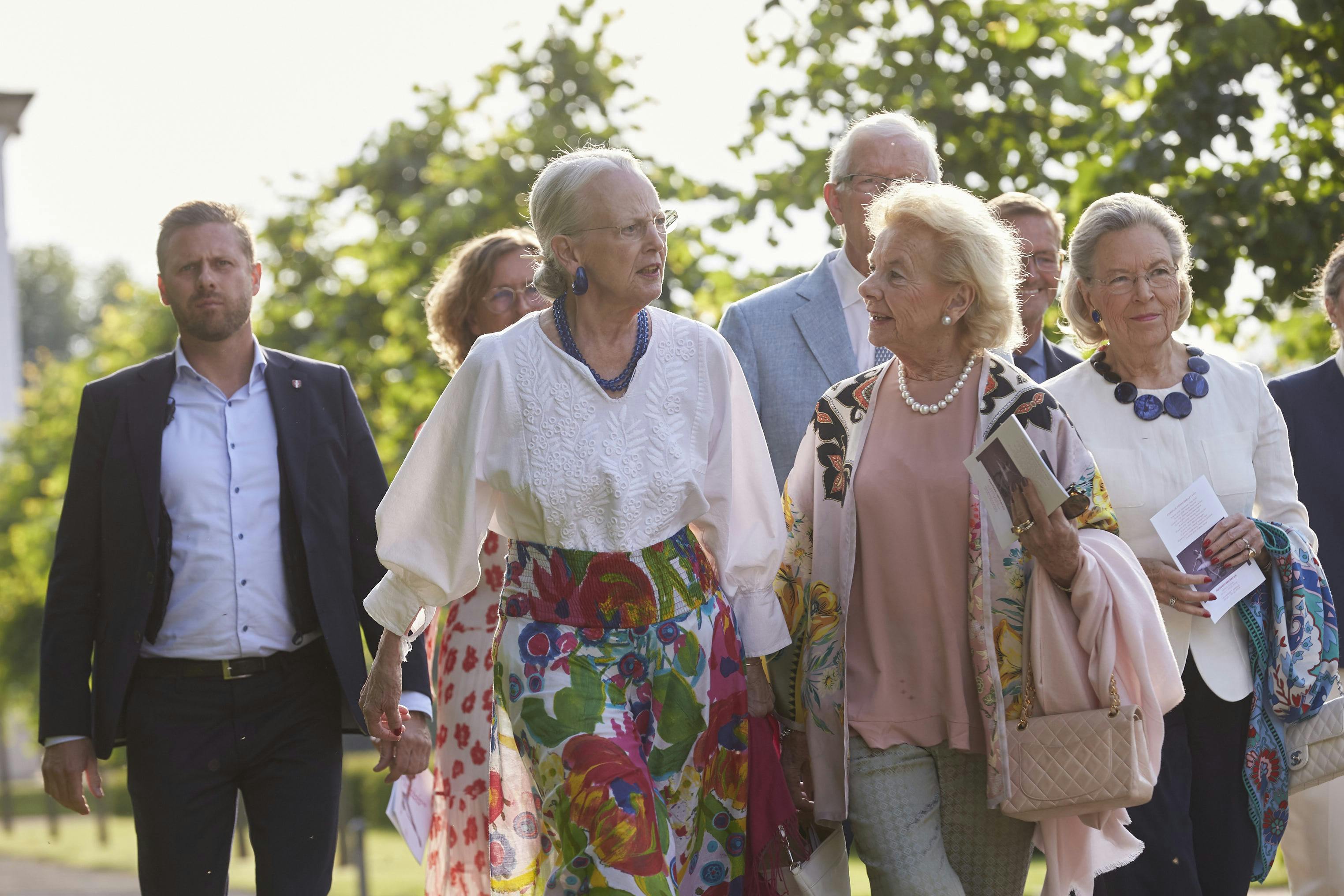 Deres venskab går helt tilbage til 1965. Her er dronning Margrethe og Susanne Heering til kongelig ballet i Fredensborg Slotshave i 2019.