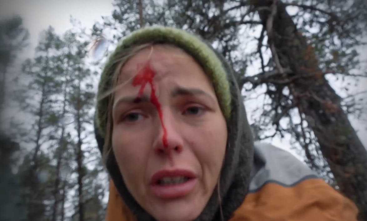 Blodet siler ned ad Zenia Malthas ansigt, da hun snubler i den finske vildmark.