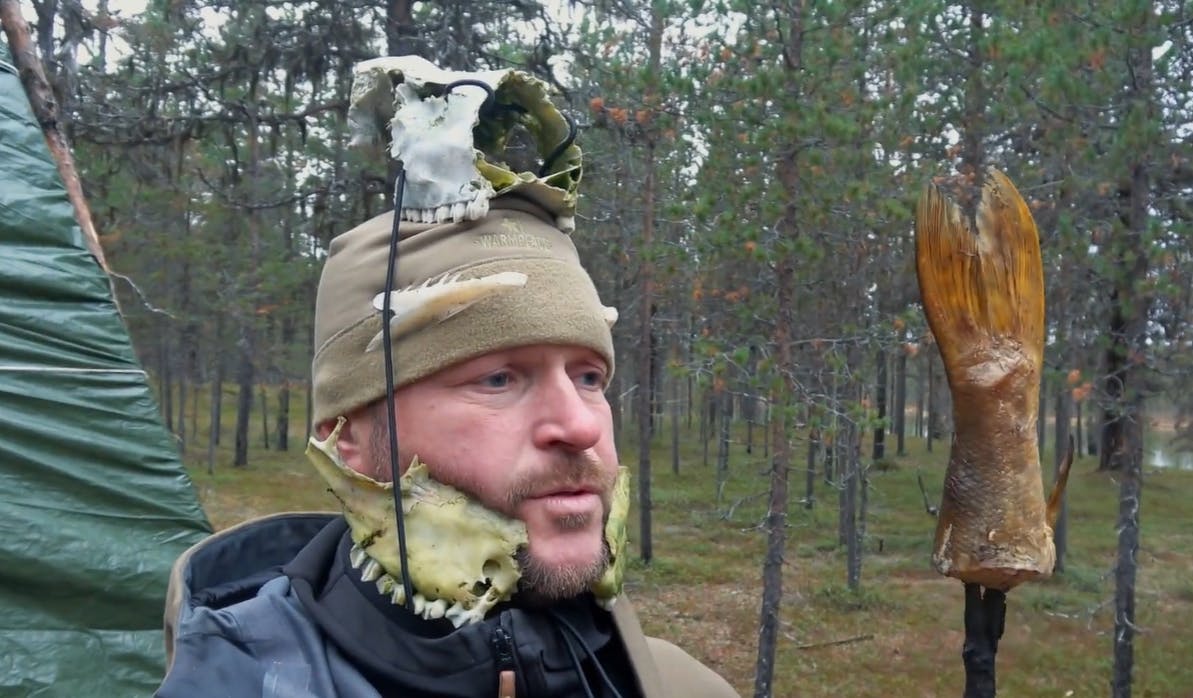 Kristian Jersing gør en dyd ud af at underholde seerne og samtidig holde sit eget humør højt i "Alene i vildmarken".