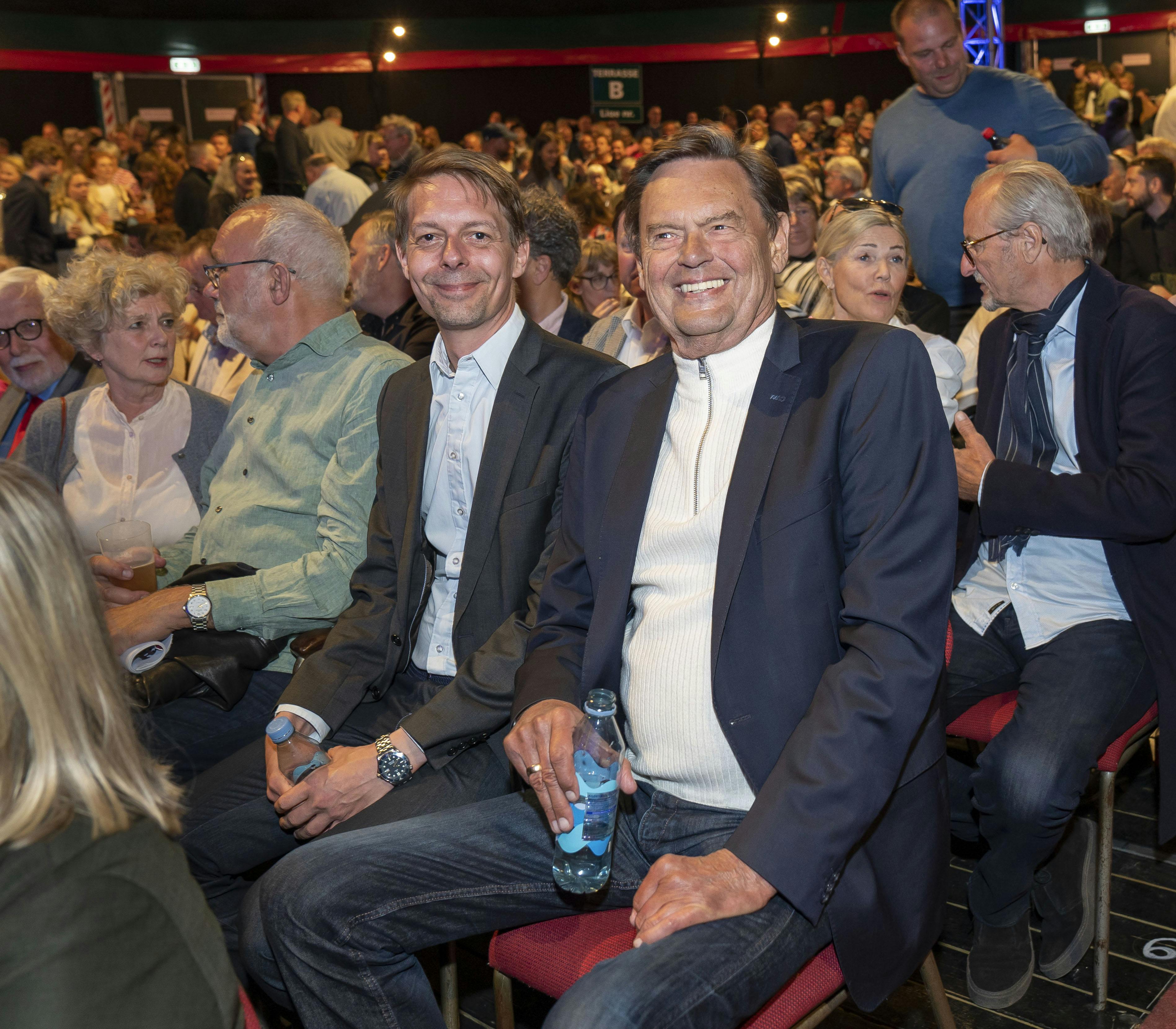Far og søn til premieren på Cirkusrevyen i 2022.