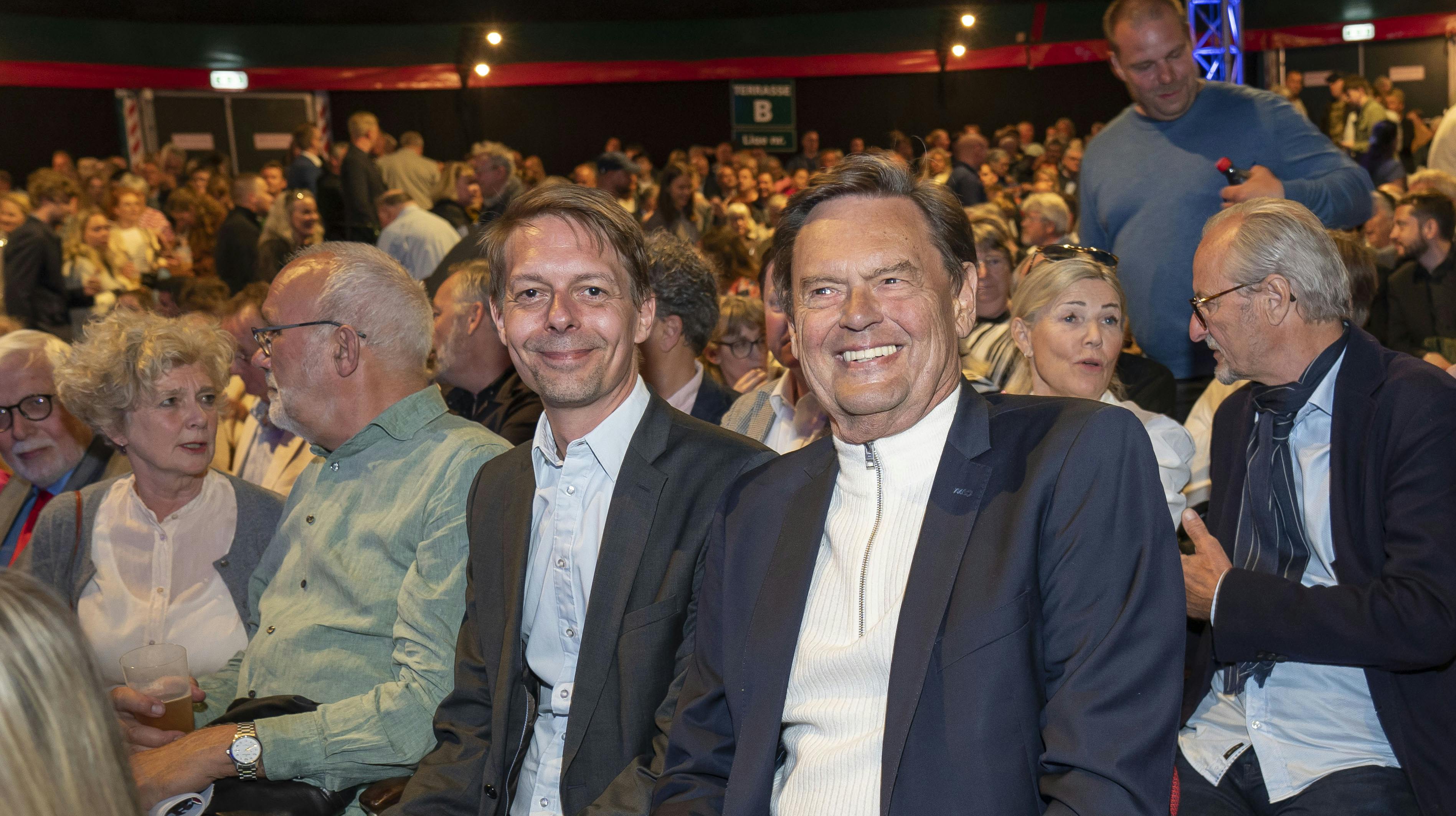 Far og søn til premieren på Cirkusrevyen i 2022.