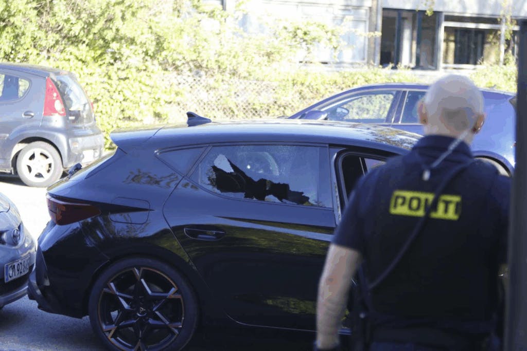 I denne bil sad en 12-årig pige, mens kuglerne fløj. En 35-årig mand blev ramt og døde senere.
