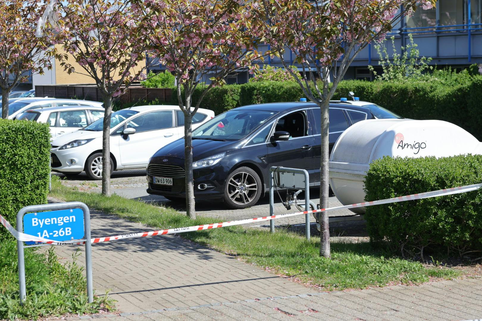Der var tydelige spor efter skudhuller i den sorte Ford, som onsdag blev beskudt af en AK-47 riffel i Kokkedal.