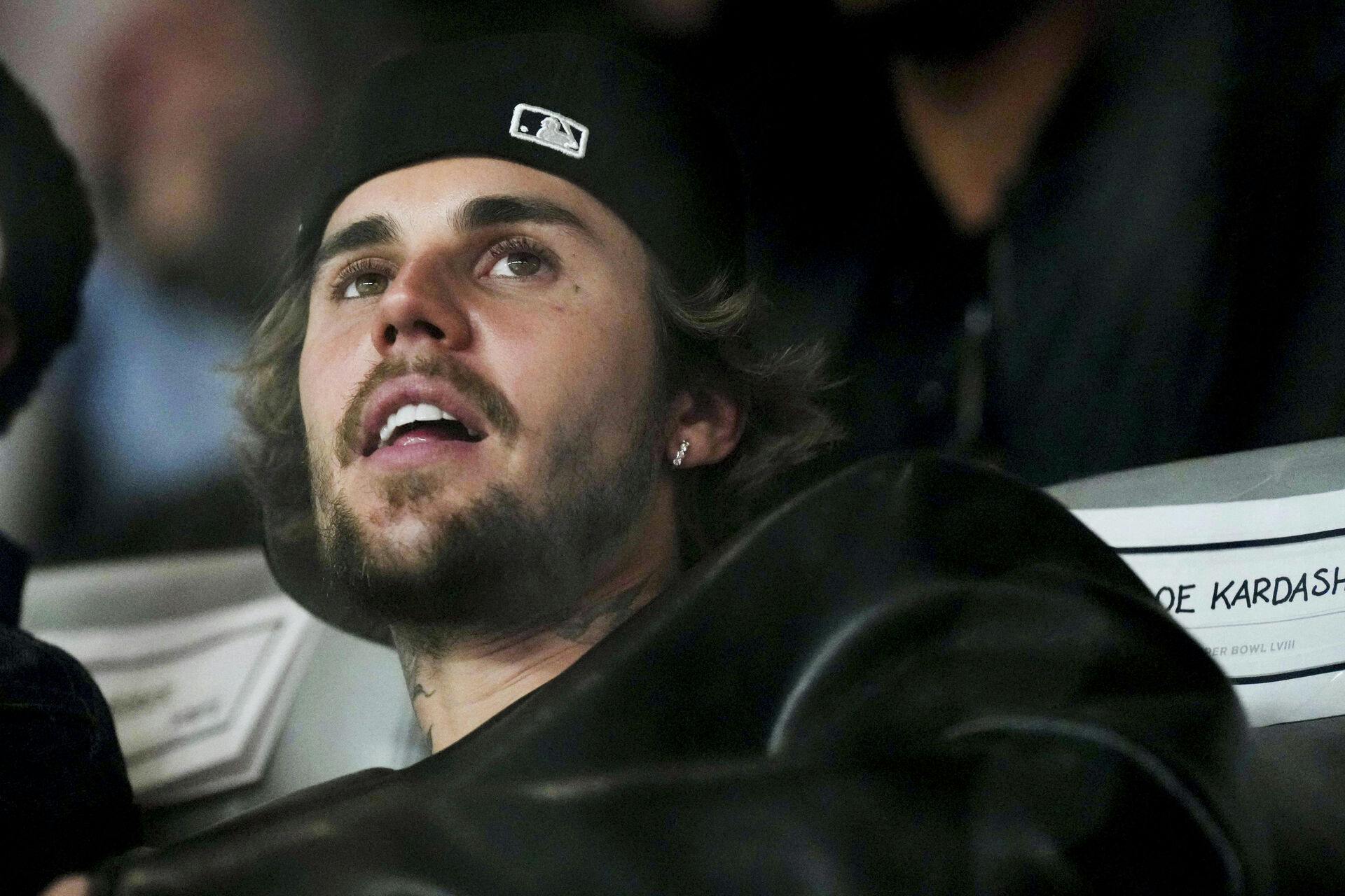 Justin Bieber indrømmer, at han "beder Gud om hjælp".