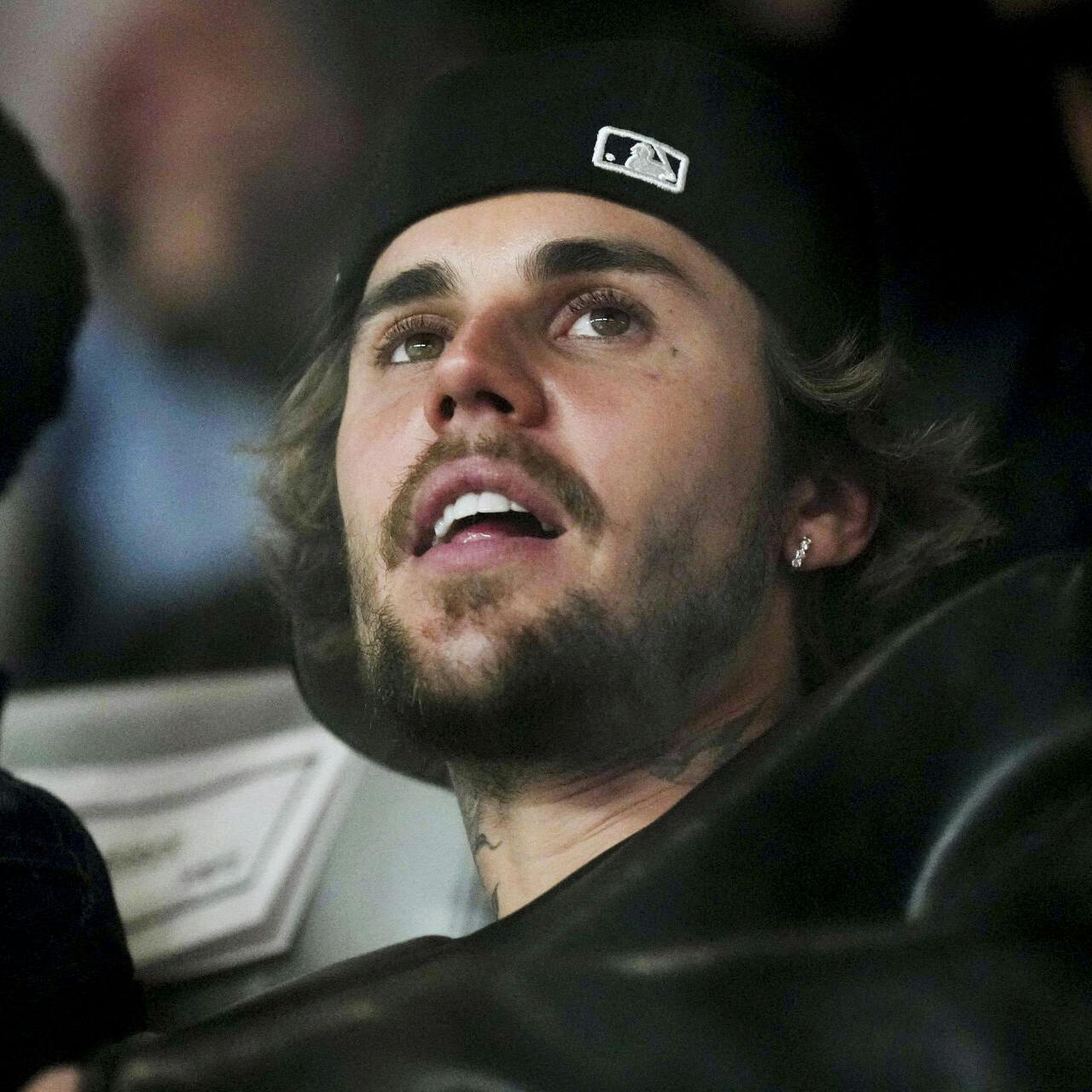 Justin Bieber indrømmer, at han "beder Gud om hjælp".