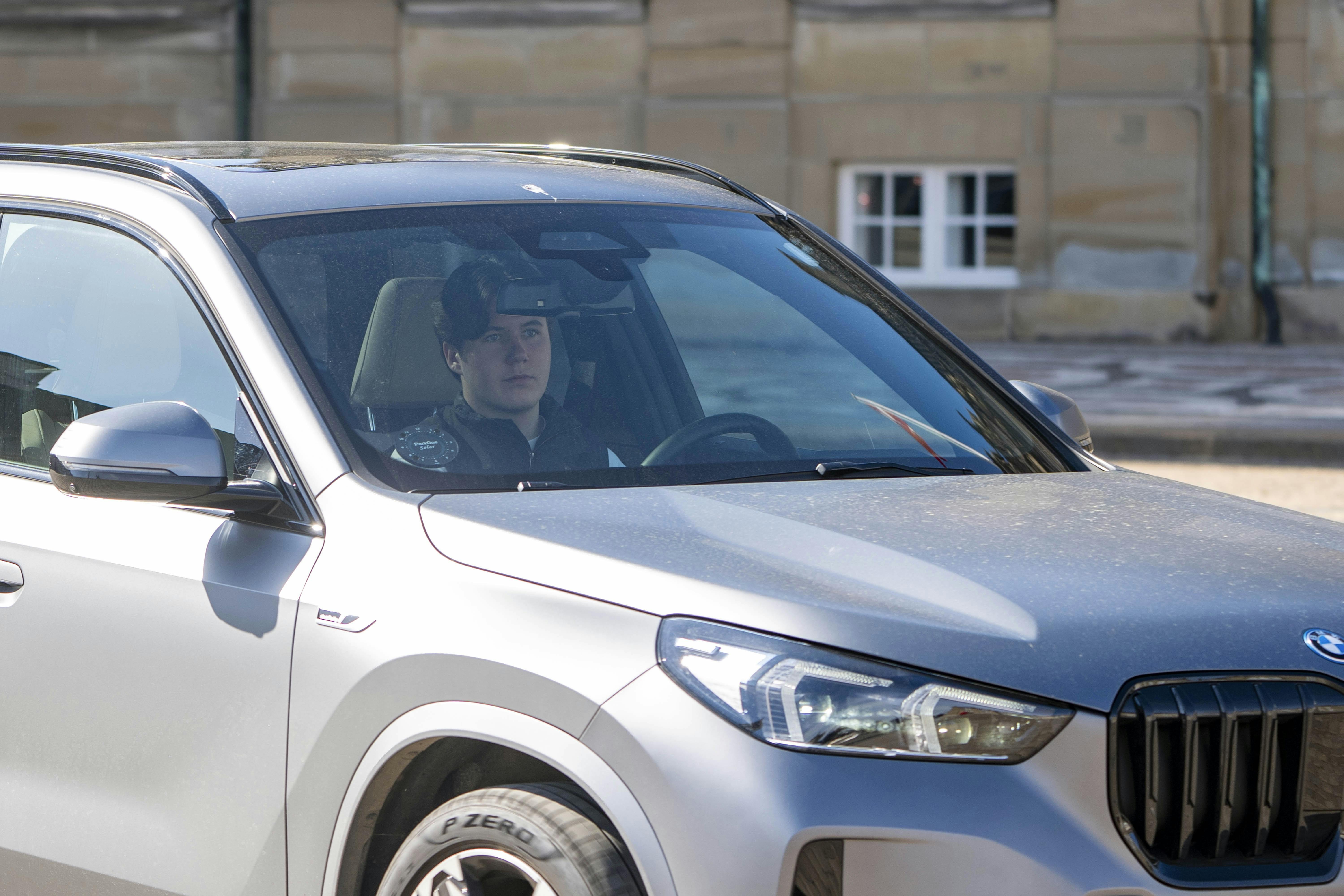 MÅ IKKE SÆLGES/EKSPORTERESKronprins Christian Kommer kørende i sin BMW Amalienborg