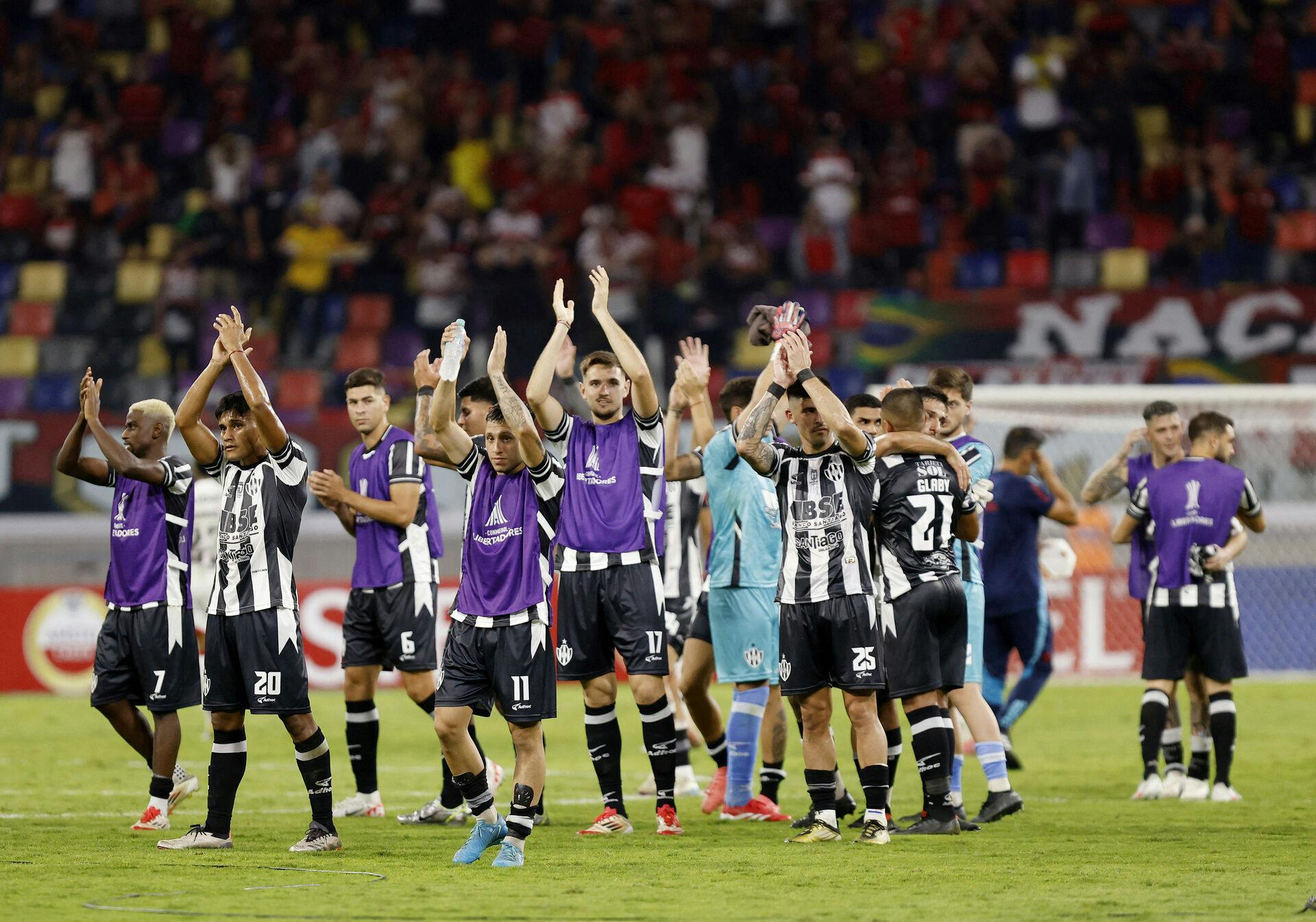 Den argentinske fodboldklub Central Cordoba tog onsdag imod brasilianske Flamengo i Sydamerikas pendant til Champions League. Efter kampen blev Flamengos argentinske målmand beskudt på motorvejen.