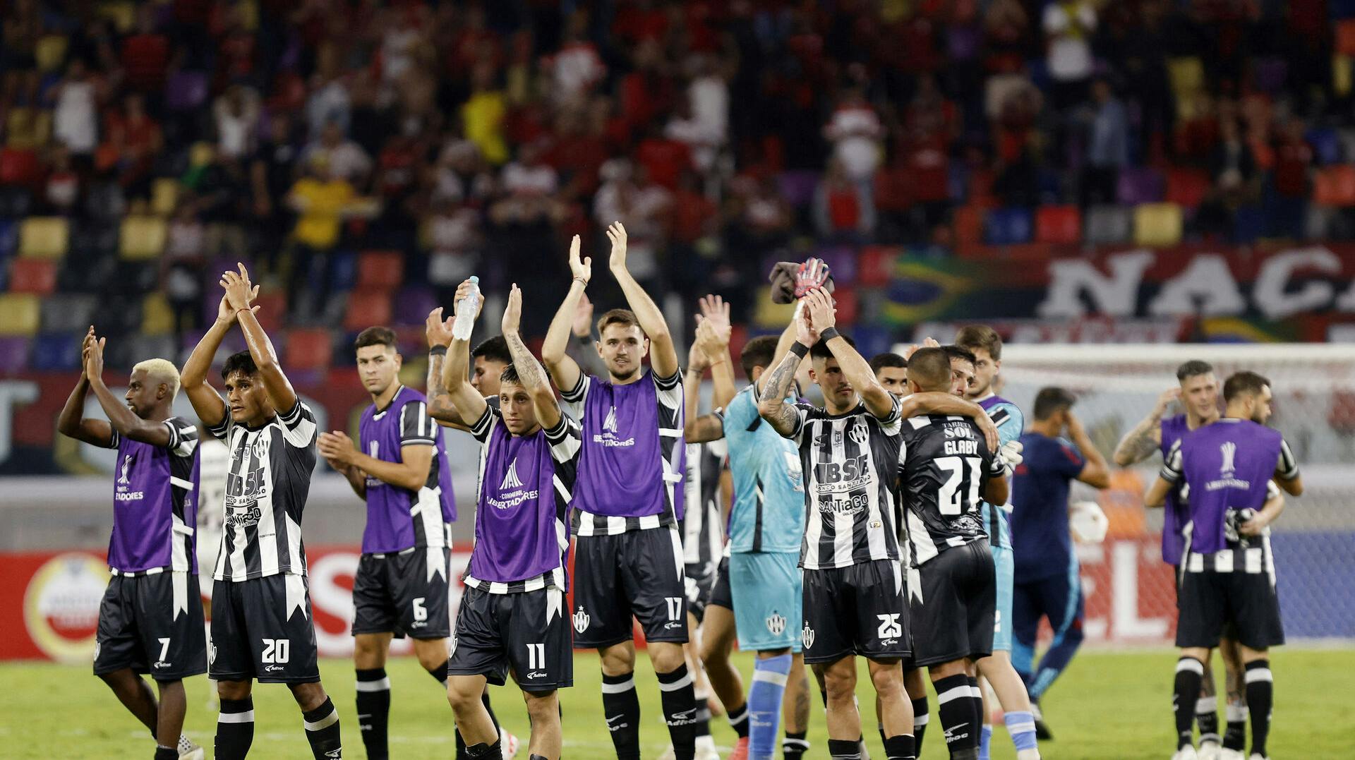 Den argentinske fodboldklub Central Cordoba tog onsdag imod brasilianske Flamengo i Sydamerikas pendant til Champions League. Efter kampen blev Flamengos argentinske målmand beskudt på motorvejen.