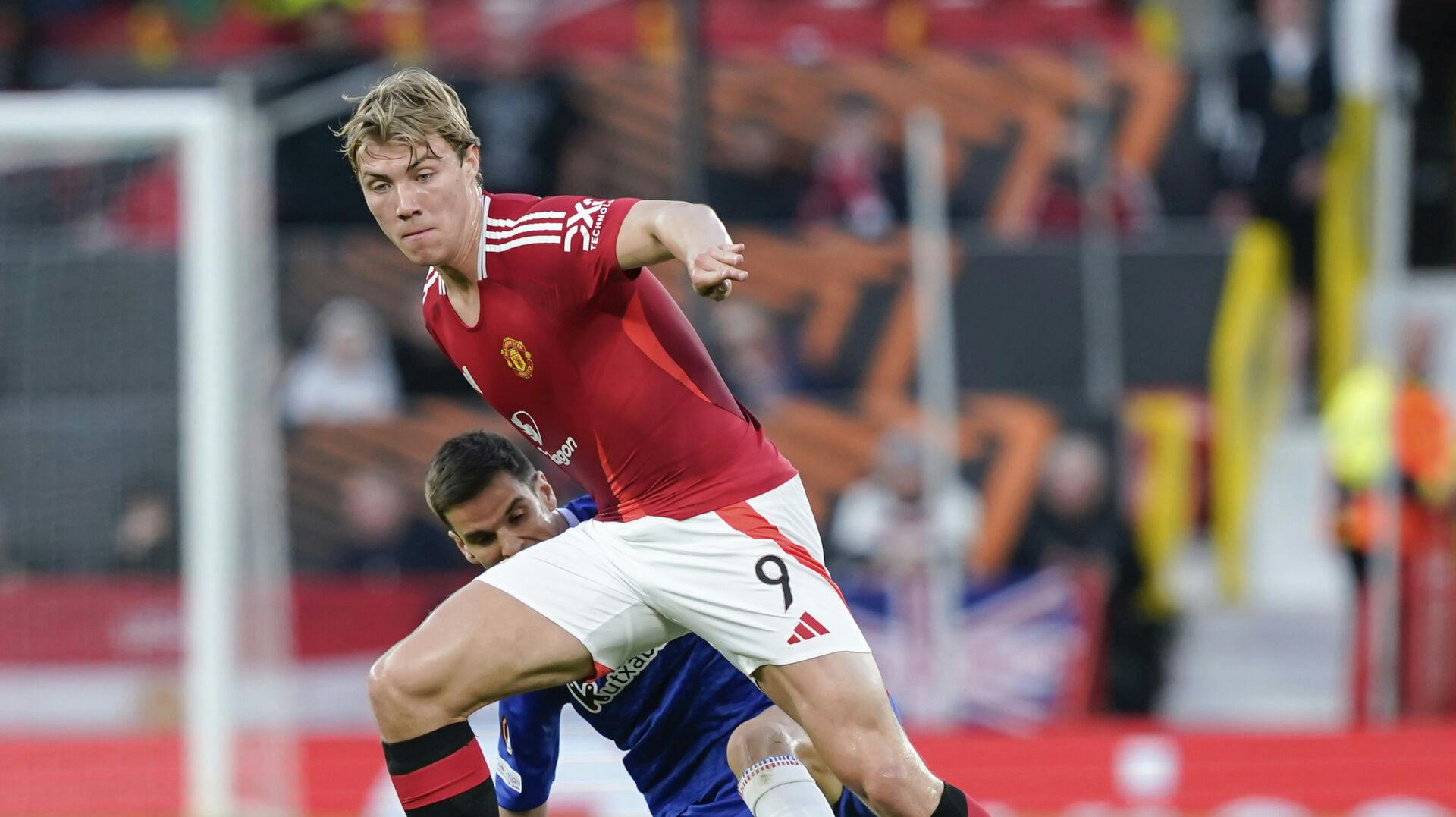 Rasmus Højlund fik prikket en bold i mål, da United torsdag spillede sig i Europa League-finalen - her brager de sammen med Tottenham.