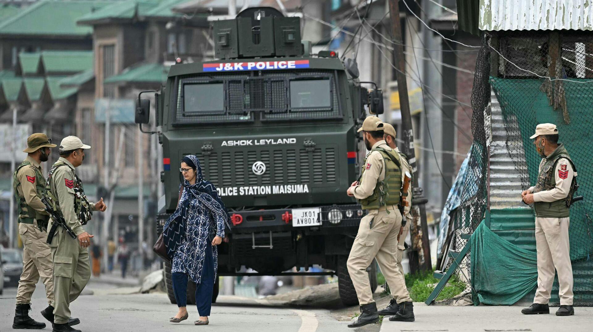 Spændingerne mellem Indien og Pakistan tages til. Her ses indiske politifolk patruljere.