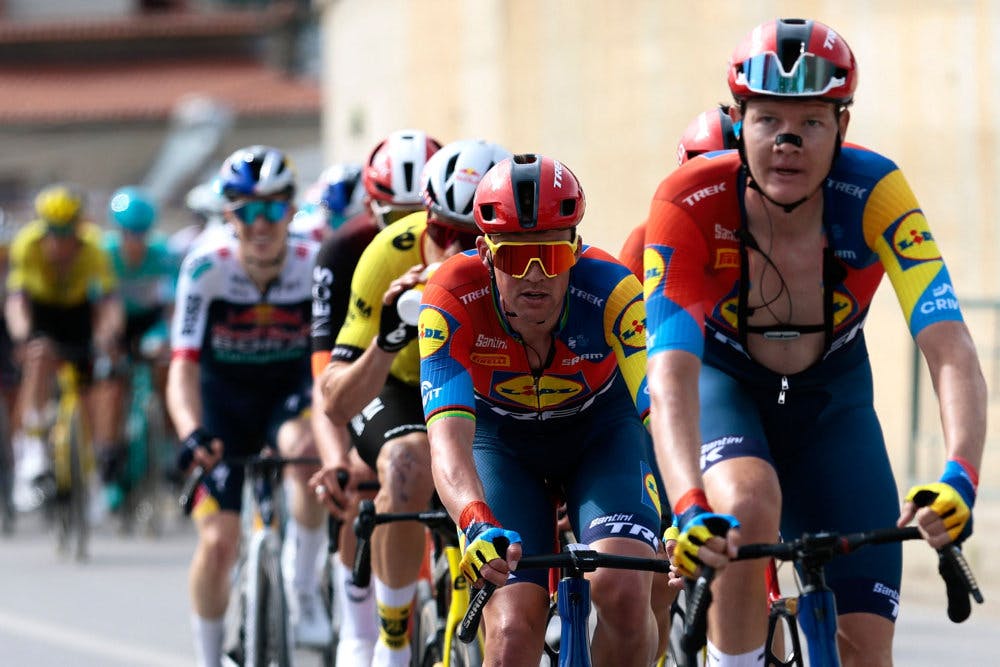 Mads Pedersen (i midten) fik god hjælp af sine holdkammerater, og han endte med at vinde fredagens åbningsetape i Giroen. - Foto: Luca Bettini/Ritzau Scanpix&nbsp;