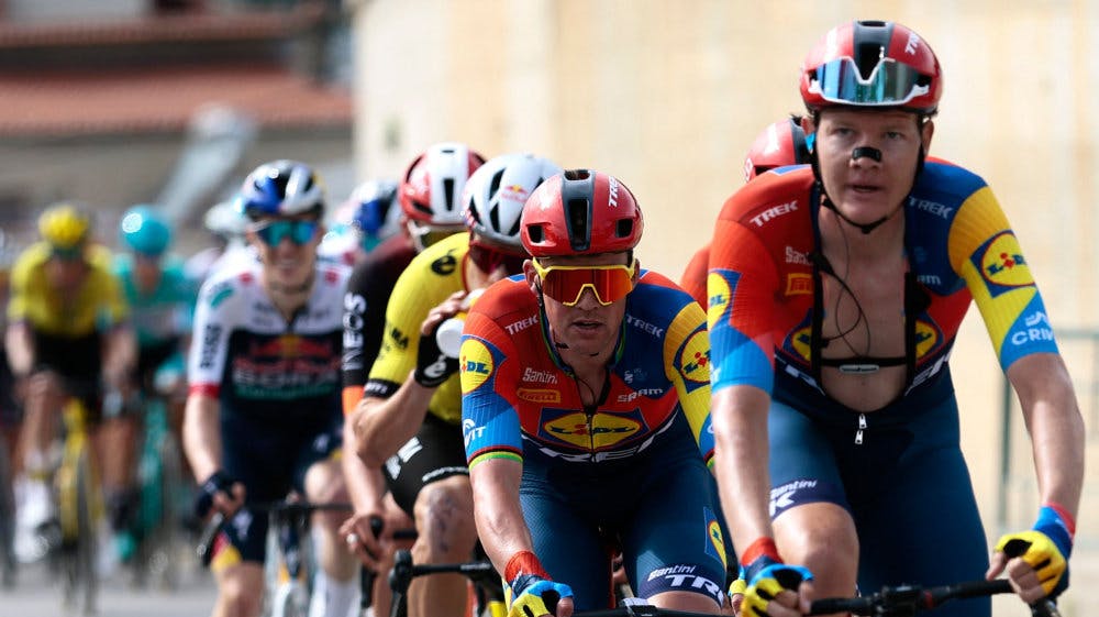 Mads Pedersen (i midten) fik god hjælp af sine holdkammerater, og han endte med at vinde fredagens åbningsetape i Giroen. - Foto: Luca Bettini/Ritzau Scanpix 
