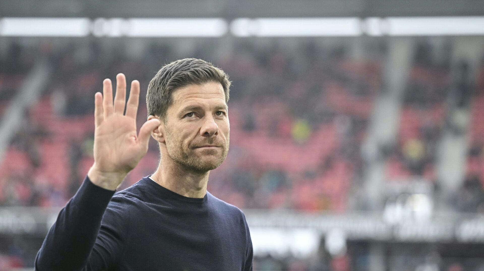 04 May 2025, Baden-Württemberg, Freiburg im Breisgau: Soccer: Bundesliga, SC Freiburg - Bayer Leverkusen, Matchday 32, Europa-Park Stadium. Leverkusen coach Xabi Alonso waves to a fan. Photo by: Harry Langer/picture-alliance/dpa/AP Images