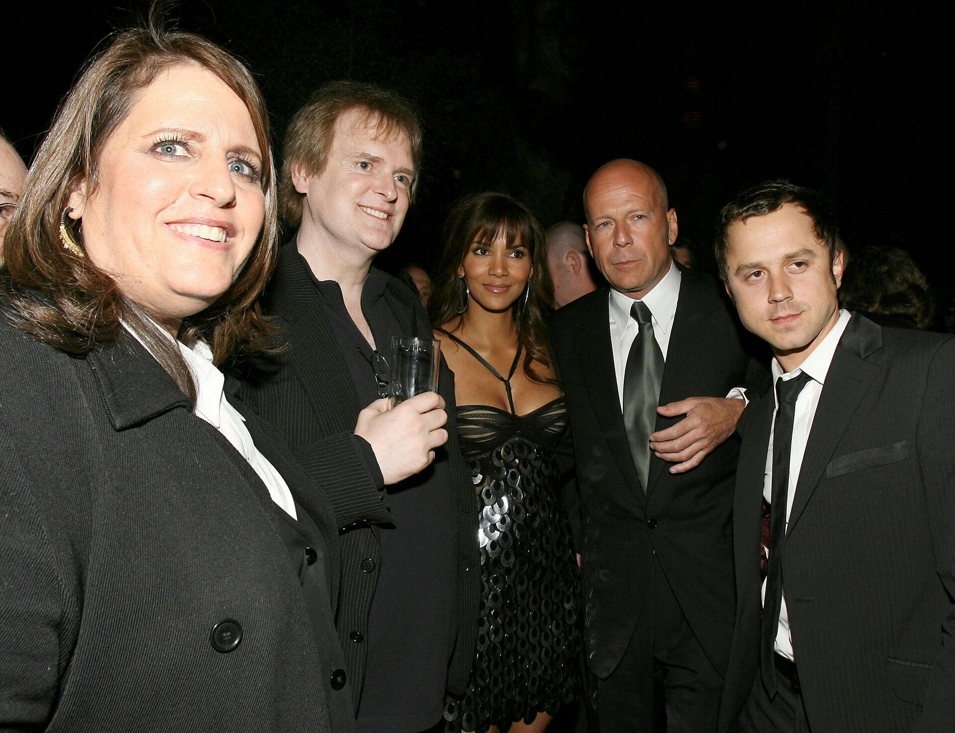 Et af de sjældne billeder af nu afdøde James Foley (nummer 2 fra venstre, red.) og Bruce Willis sammen.
