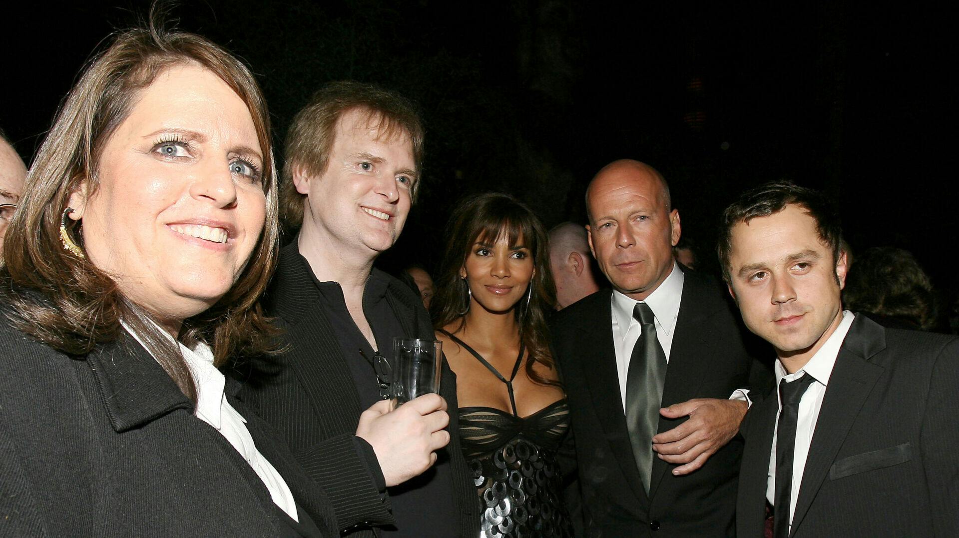 Et af de sjældne billeder af nu afdøde James Foley (nummer 2 fra venstre, red.) og Bruce Willis sammen.