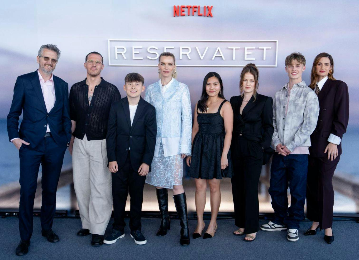 15. maj har Netflix premiere på Per Flys seneste værk, "Reservatet". Her ses han med skuespillerne.