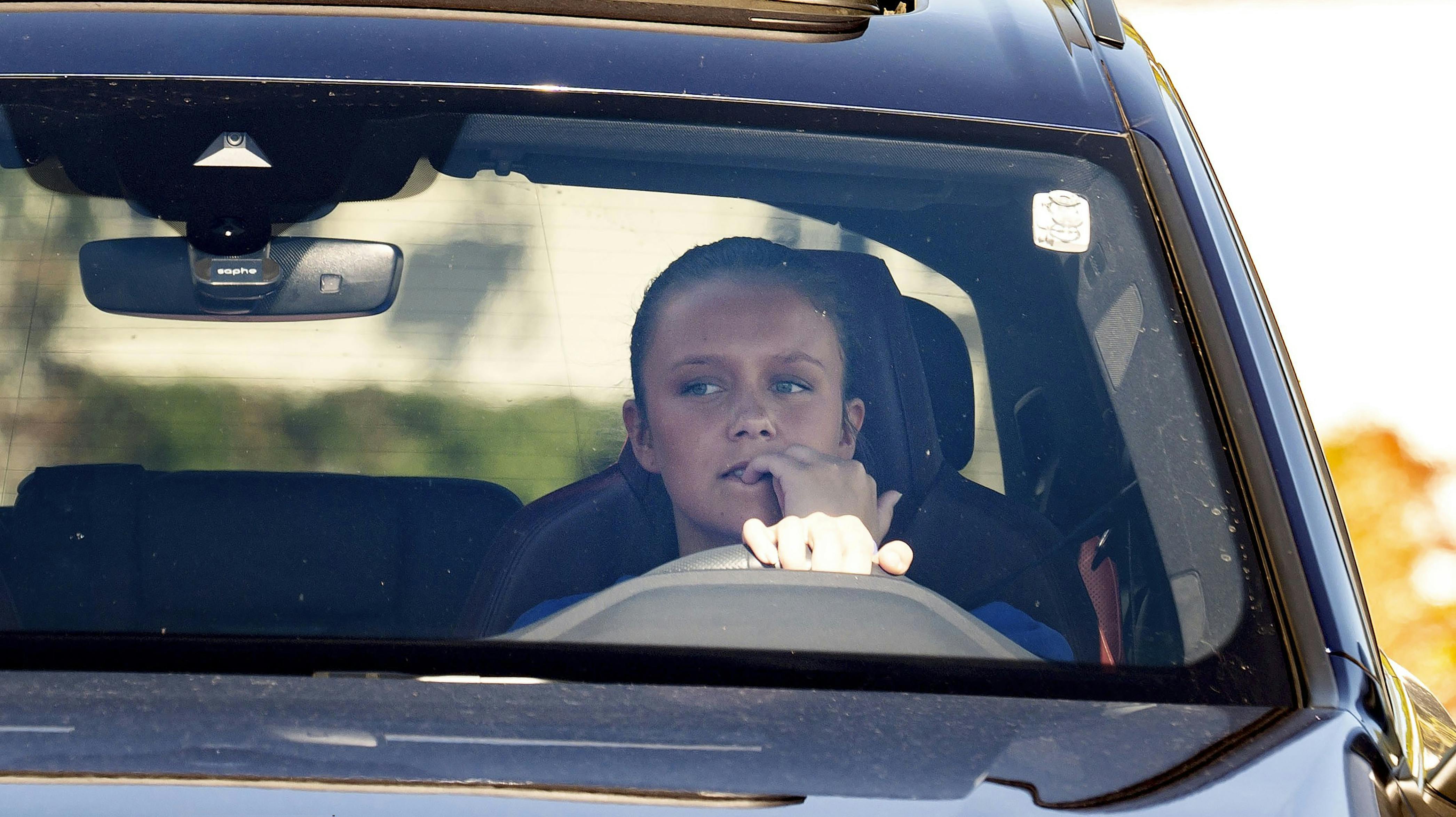 Prinsesse Isabella kører bil