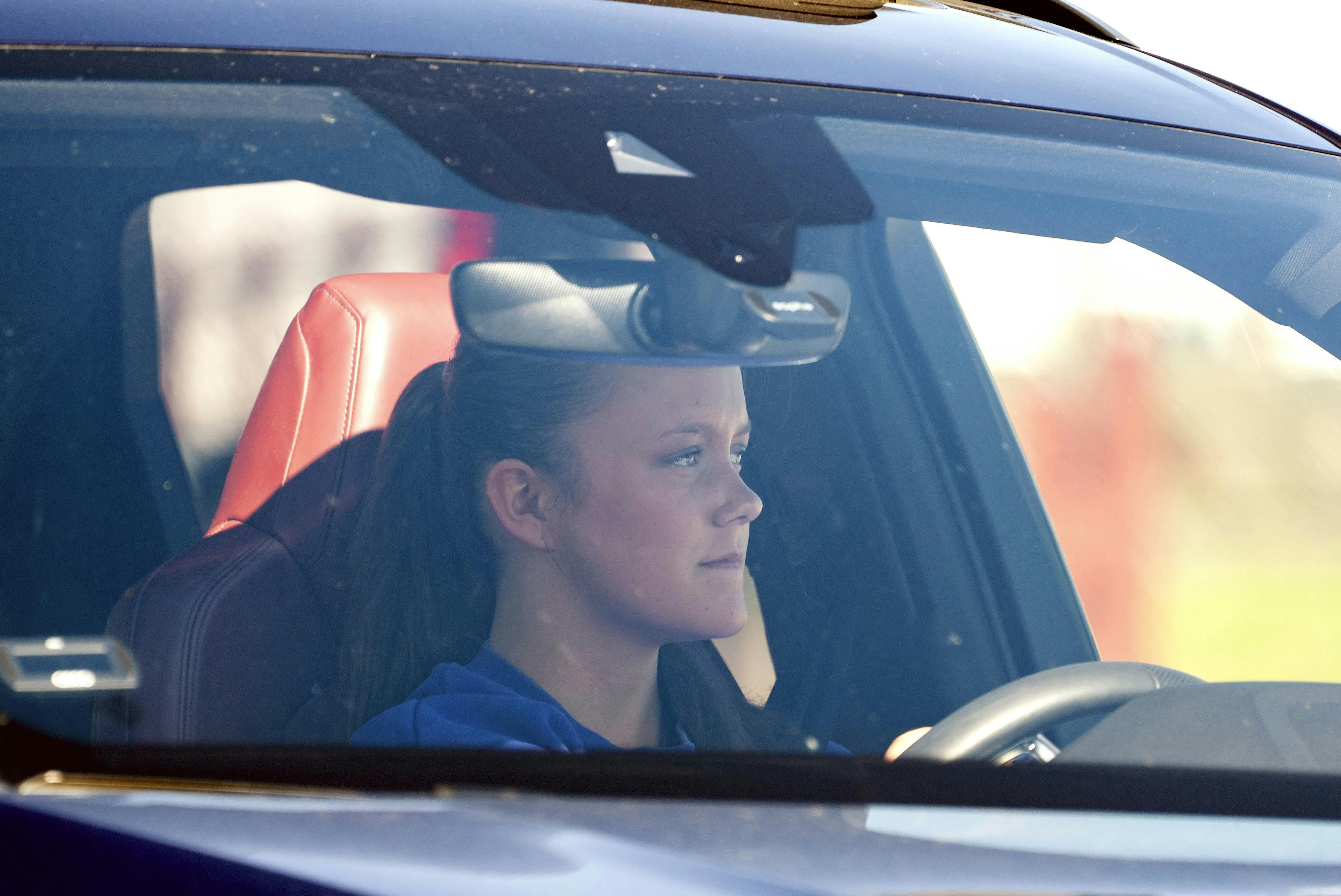 Prinsesse Isabella kører bil