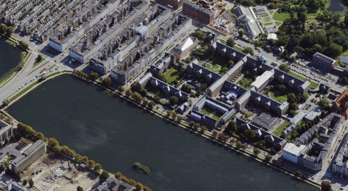 Det er i området her tæt på søerne, at Fanny Bornedal snart kan slå sine folder.