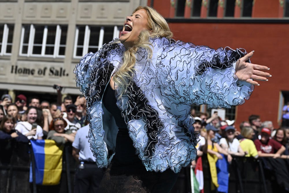 Sissal blev mødt med klapsalver og hujen under Eurovisions åbningsceremoni.