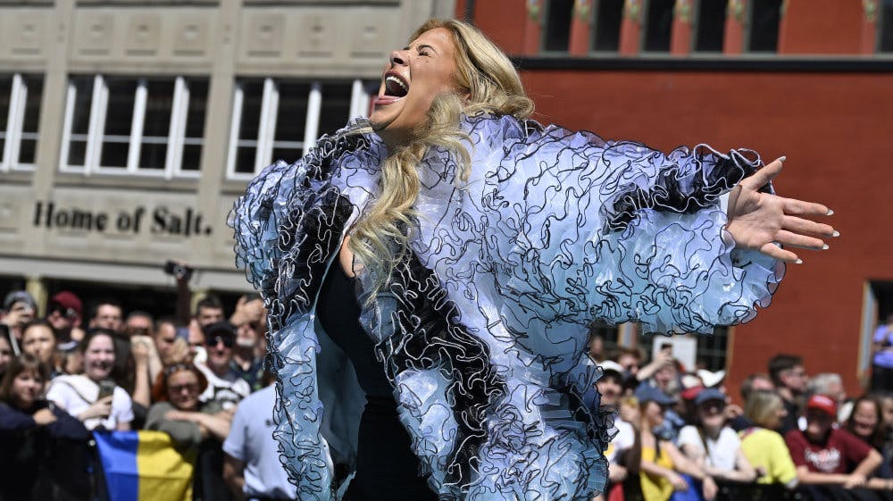 Sissal blev mødt med klapsalver og hujen under Eurovisions åbningsceremoni.