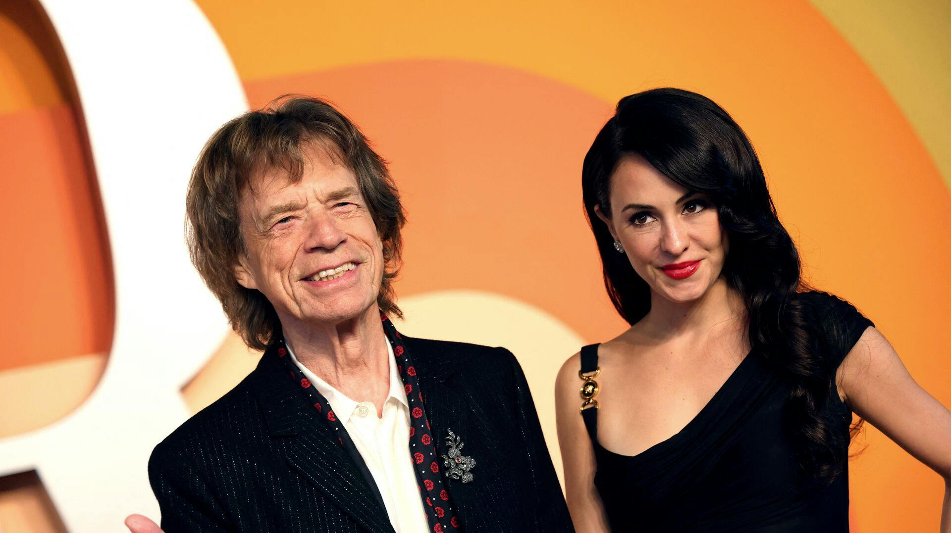 Godt nok er Mick Jagger 81 år, men ifølge legendens 37-årige forlovede, Melanie Hamrick, er han særdeles ung af sind.