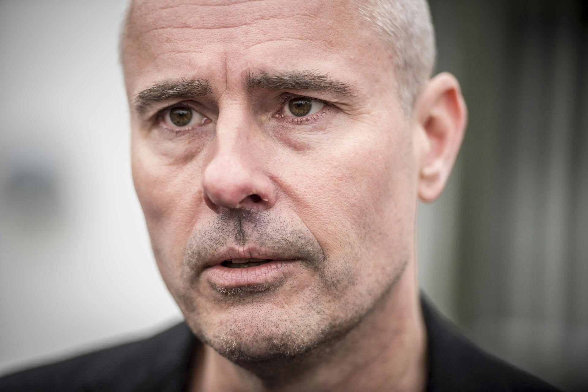 Henrik Sass Larsen skjuler sig ifølge hans nære ven Tommy Kamp sig, indtil sagen kommer for retten senere i år.