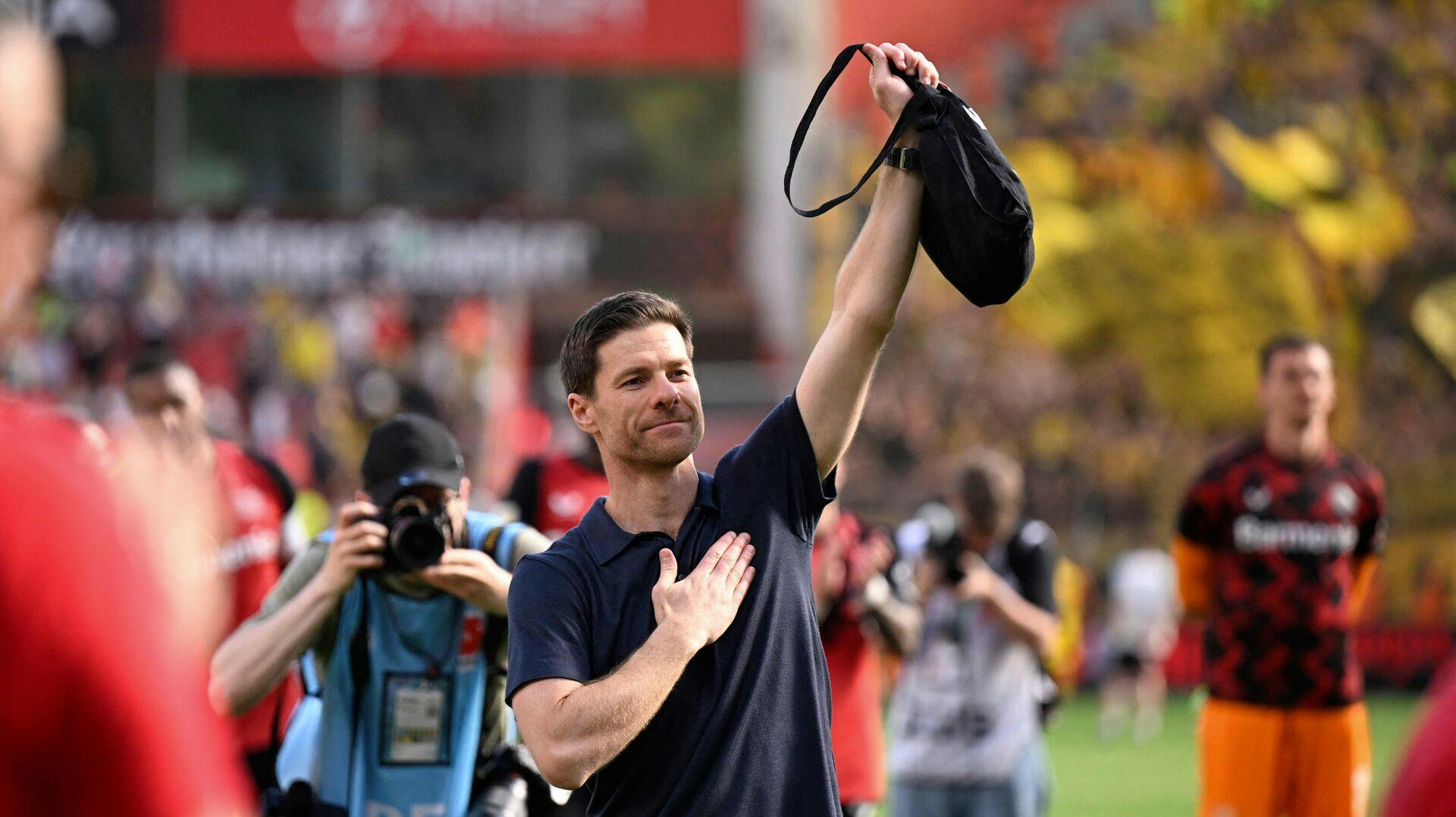 Ifølge AS og Marca er den god nok. Xabi Alonson erstatter Carlo Ancelotti og Real Madrid inden klub-VM begynder.