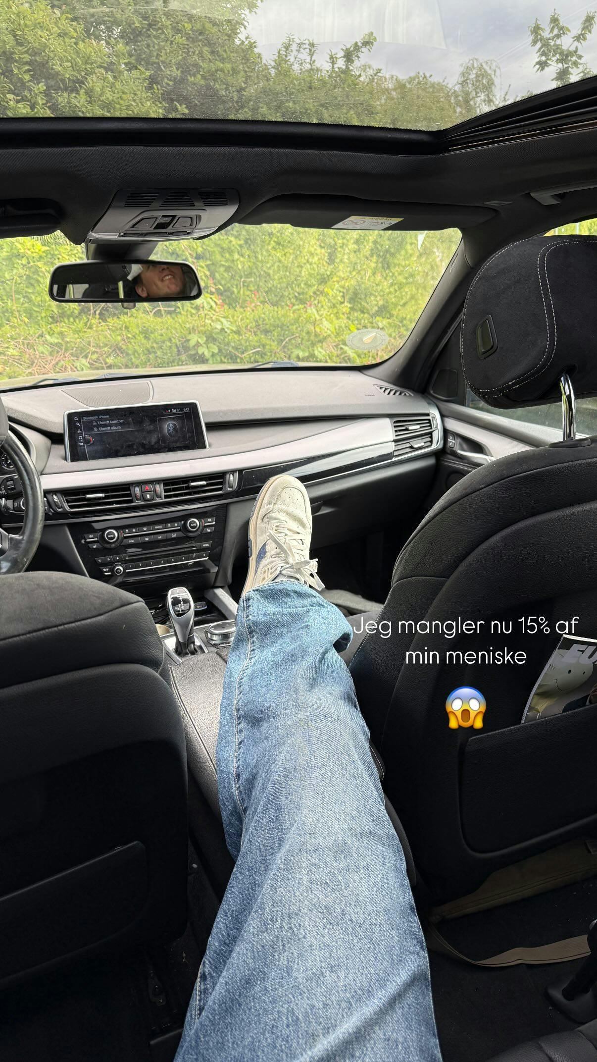 Op med benet og så hjem! Heldigvis var hans bedre halvdel med som chauffør.