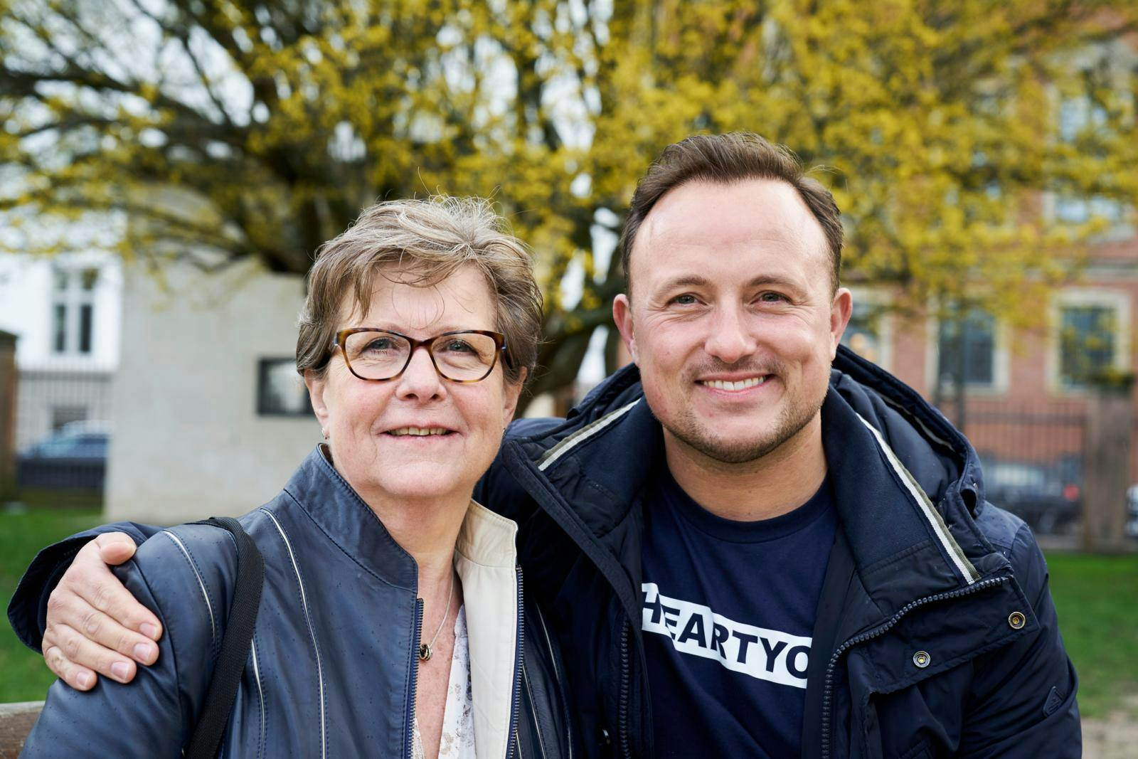 Trods et år med smerter, operationer og svigt fra systemet, står Thomas Evers og hans mor Jonna skulder ved skulder i kampen for en bedre hverdag.