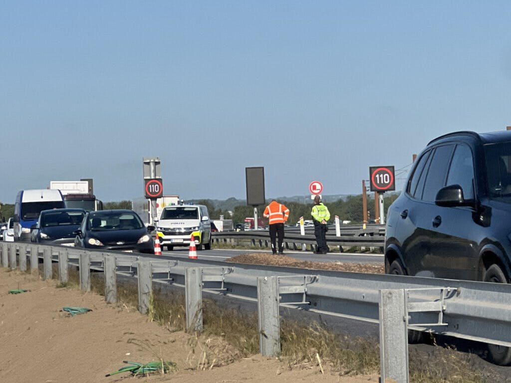 Sådan så det ud, efter de mange kartofler var blevet spredt på motorvejen.