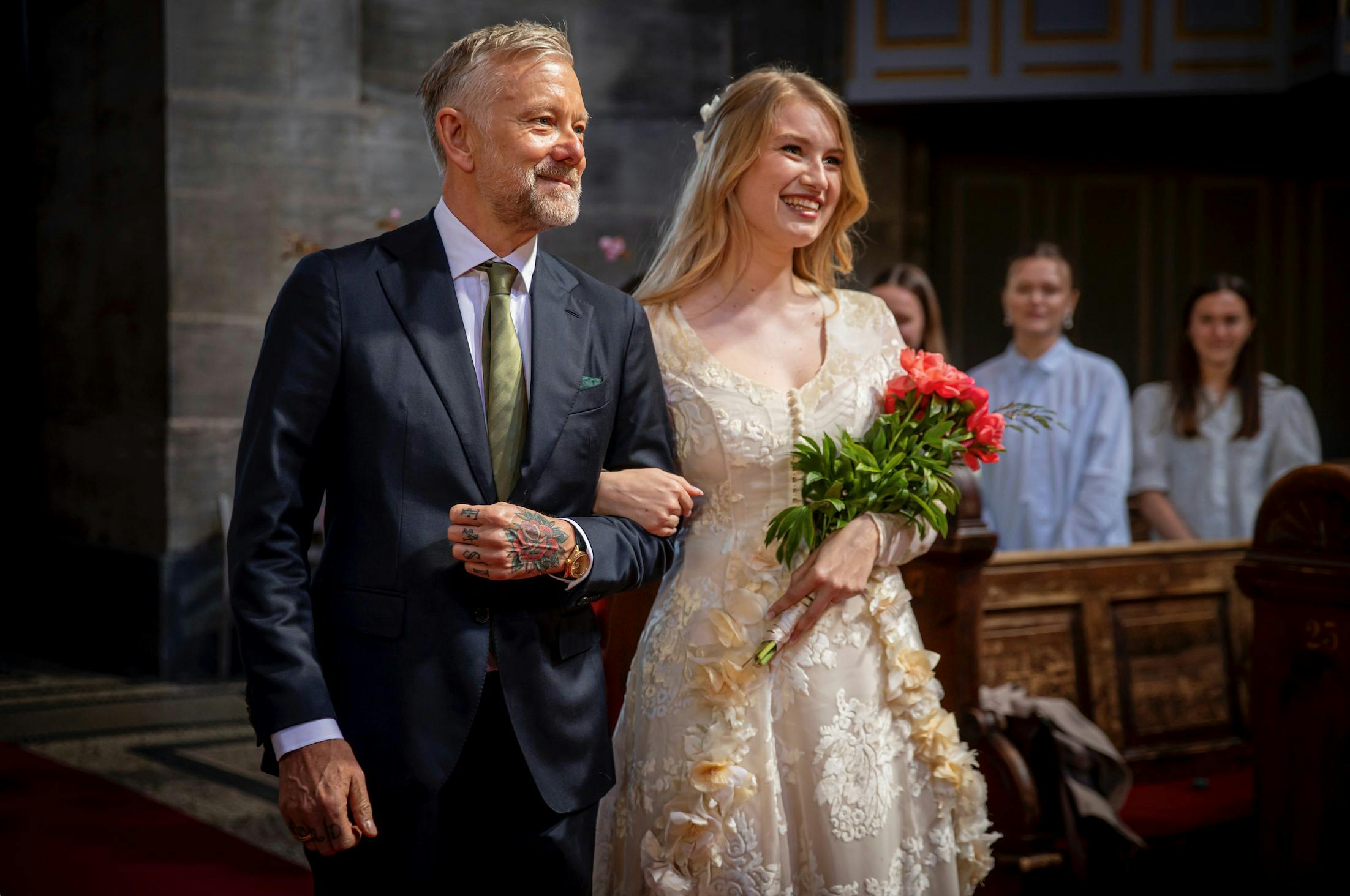 Casper Christensen fulgte sin datter op ad kirkegulvet, da hun blev gift i Marmorkirken. 