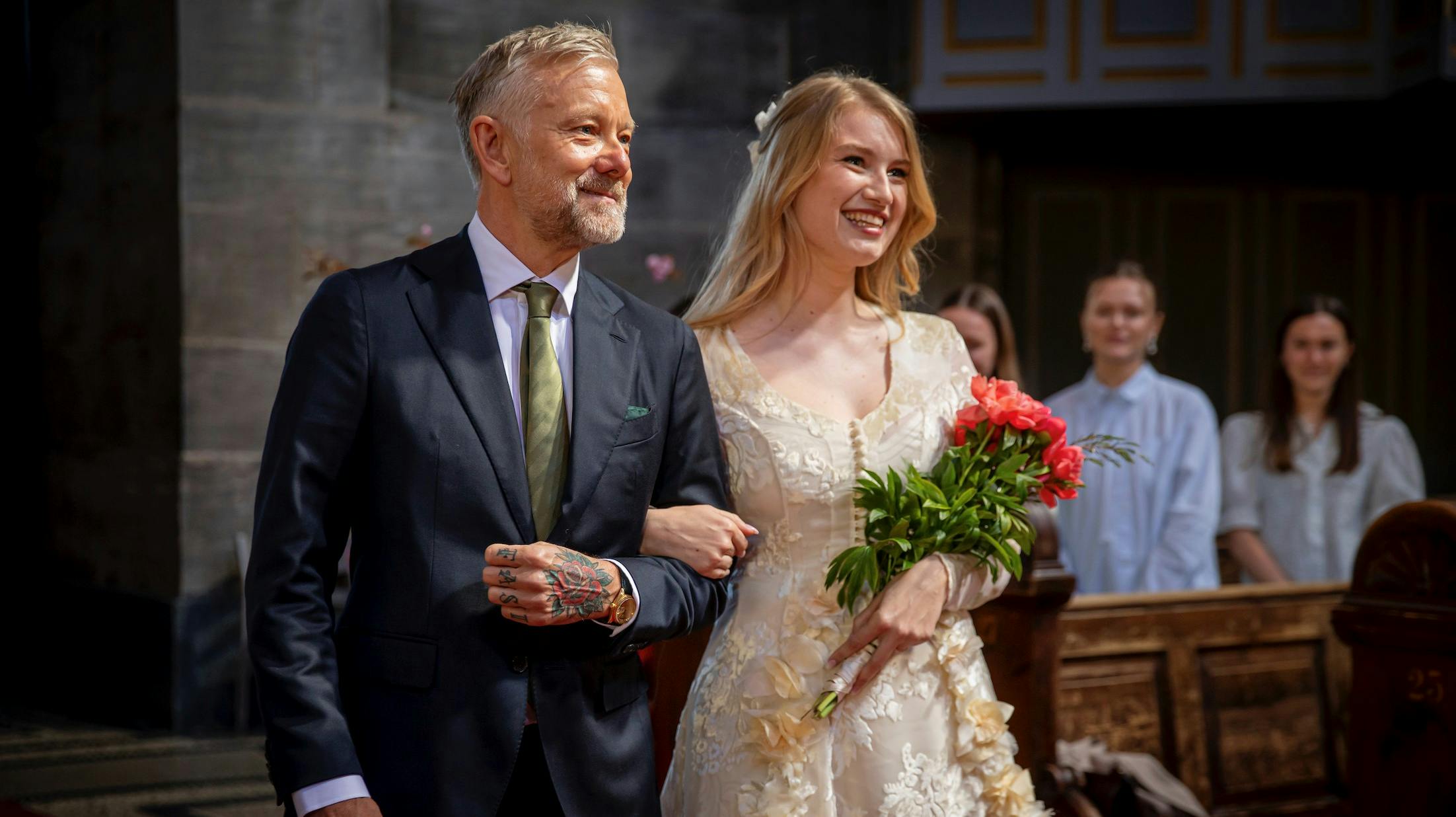 Casper Christensen fulgte sin datter op ad kirkegulvet, da hun blev gift i Marmorkirken.