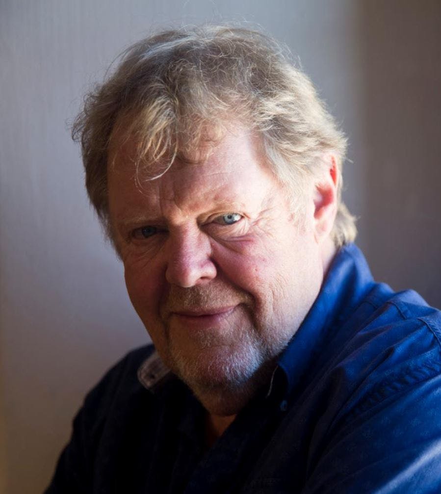 Så er der millionudbytte til chefen. Sebastian kan kun være tilfreds.