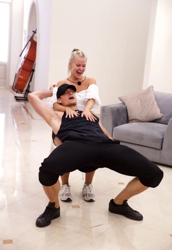 Casper Berthelsen har forberedt en striptease a la "Magic Mike" for at overraske "Bachelor"-deltagerne. Og overraskede, det bliver de i dén grad.