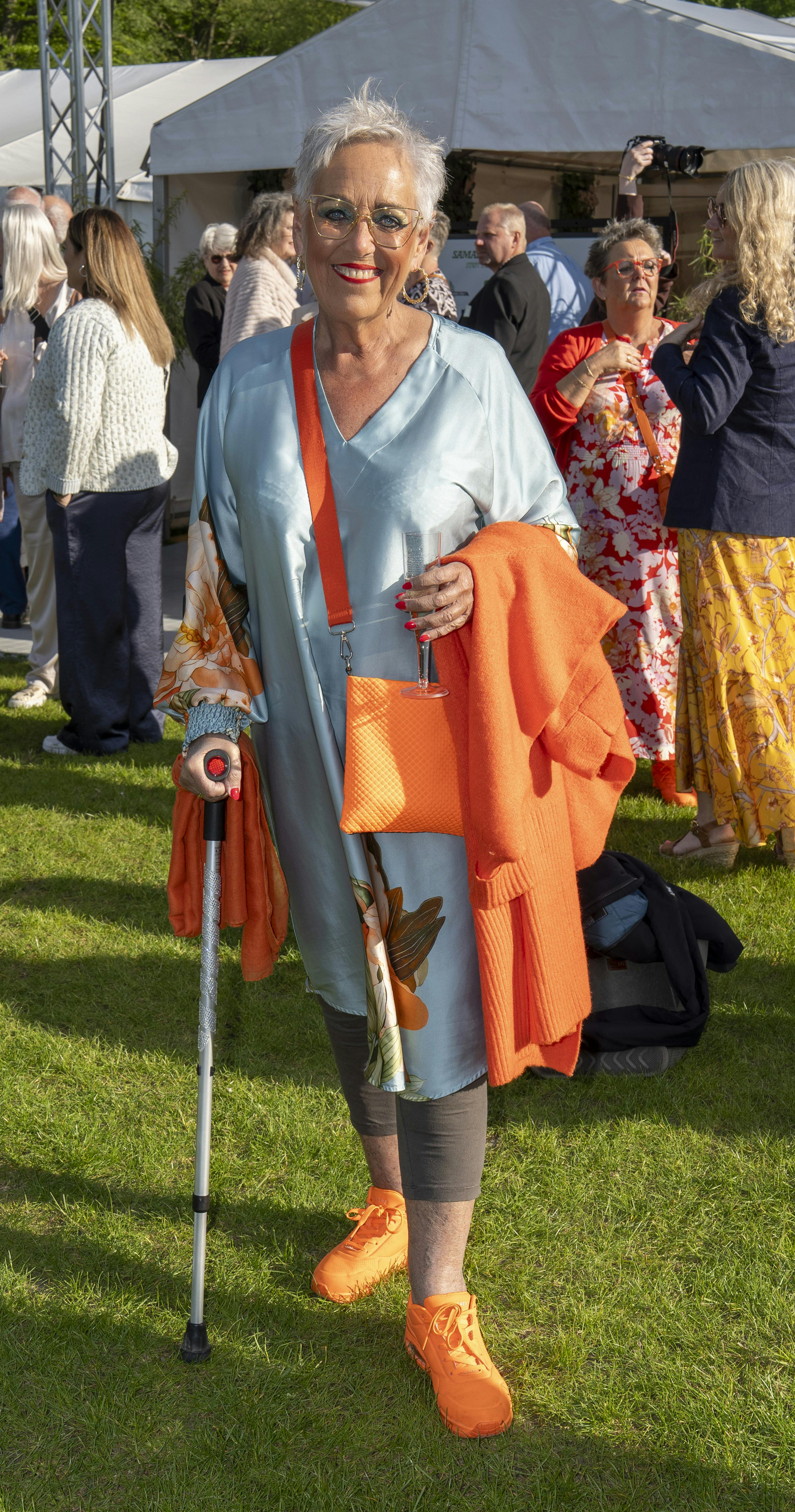 Anette Oxenbøll ankom i et farvestrålende outfit og med en funklende stok.&nbsp;