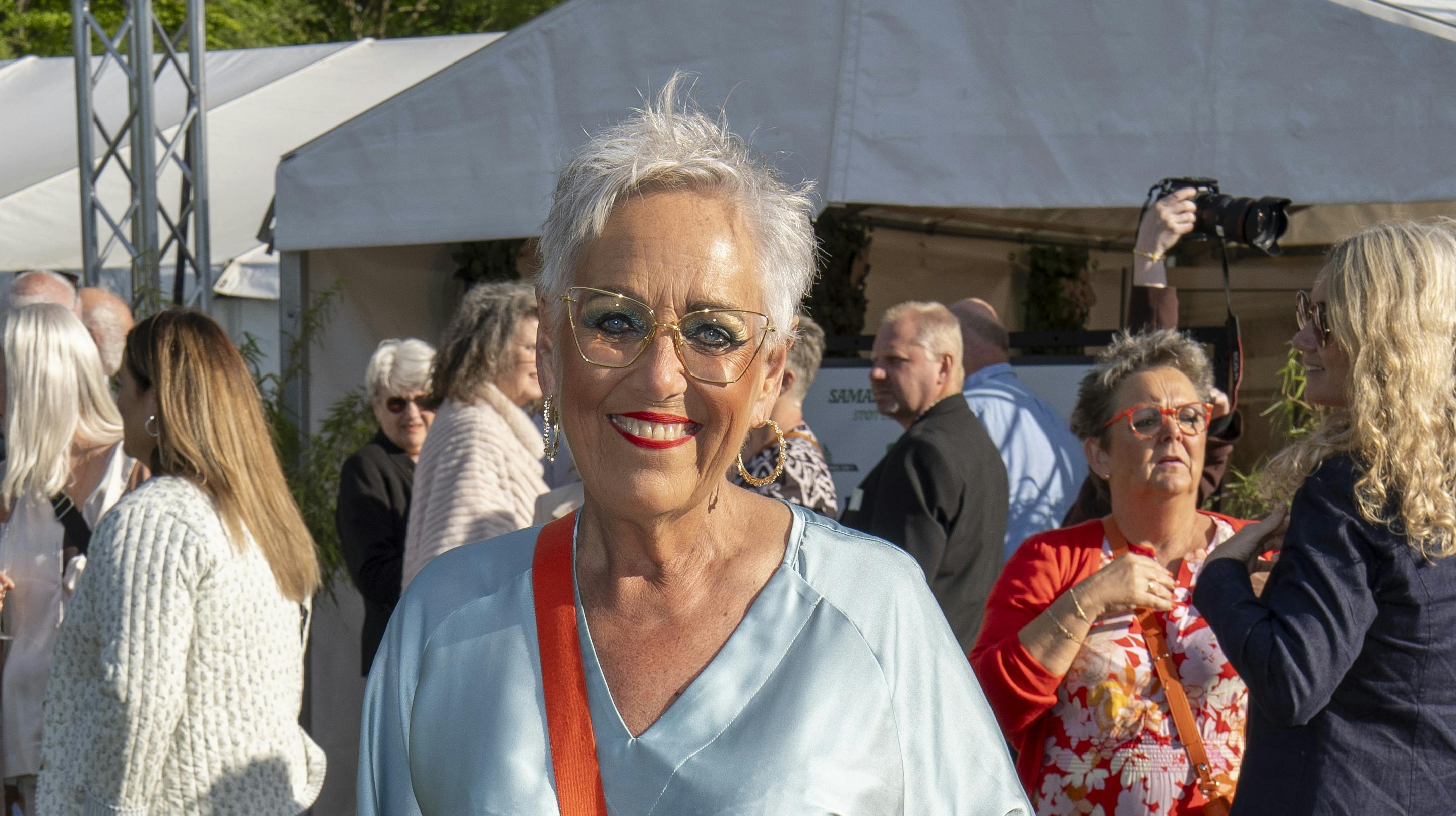 Anette Oxenbøll ankom i et farvestrålende outfit og med en funklende stok. 