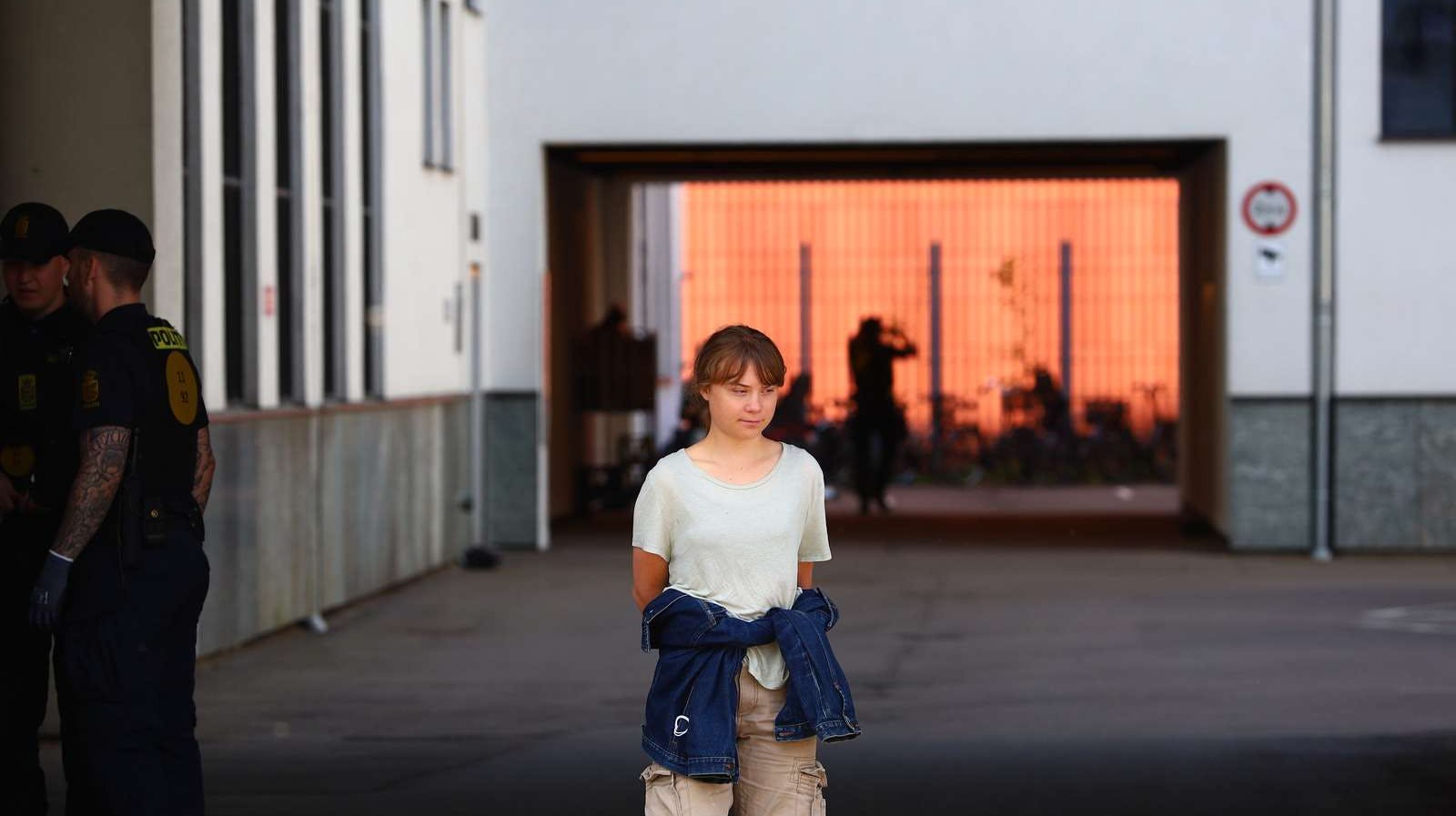 Greta Thunberg deltager i en demonstraton mod Mærsk tirsdag formiddag i København.