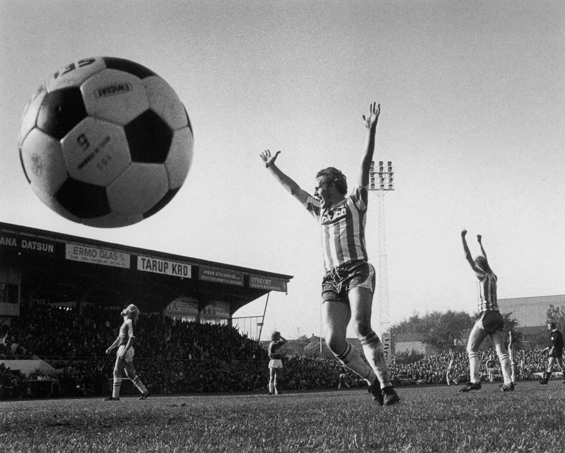 Her scorer Per Bartram i opgøret i 1. division mellem OB og B1909 - billedet endte med at blive årets sportsfoto i 1977.