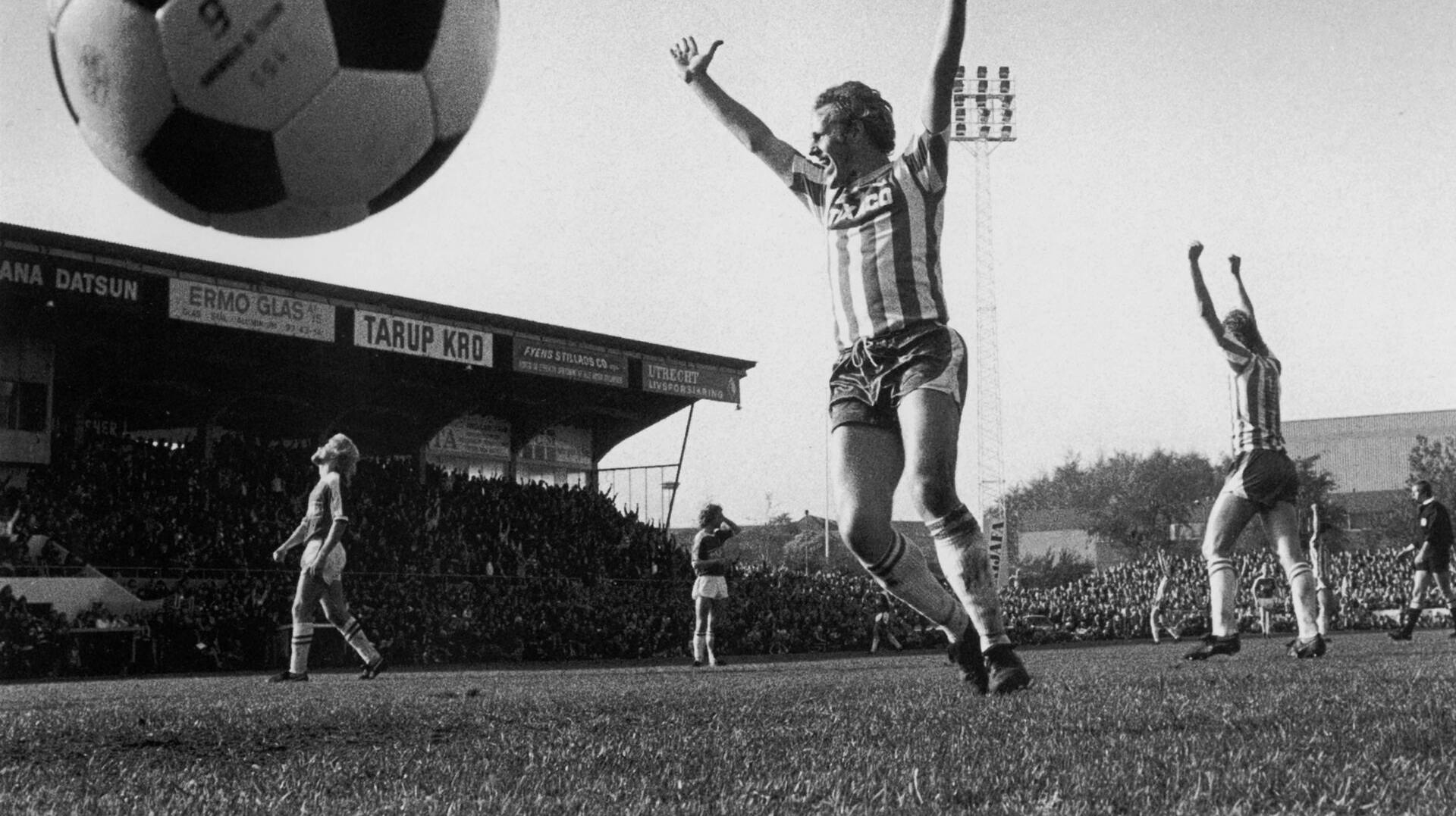 Her scorer Per Bartram i opgøret i 1. division mellem OB og B1909 - billedet endte med at blive årets sportsfoto i 1977.